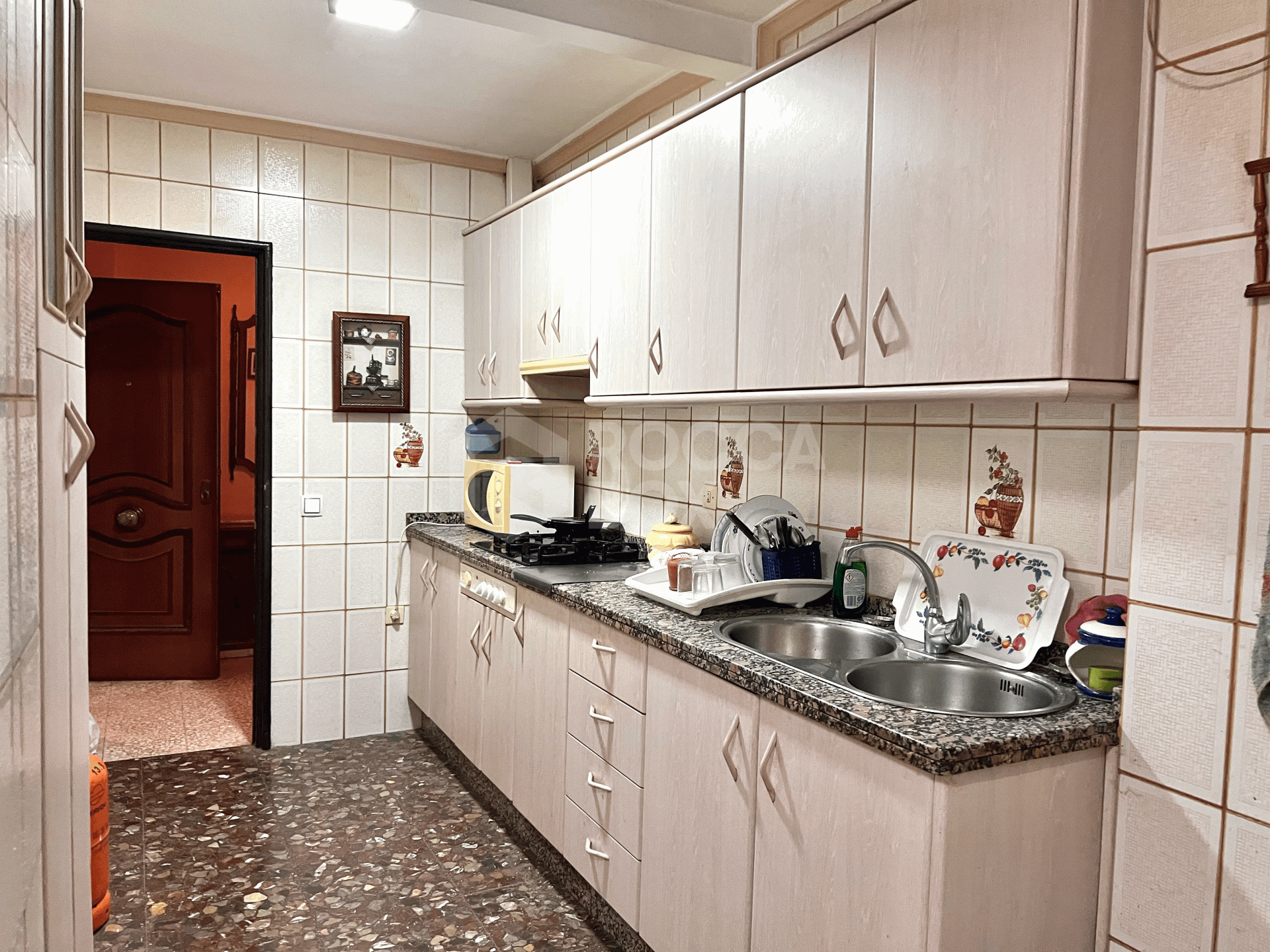 Spacious Ground Floor Apartment in the Heart of Estepona – Prime Location & Great Potential