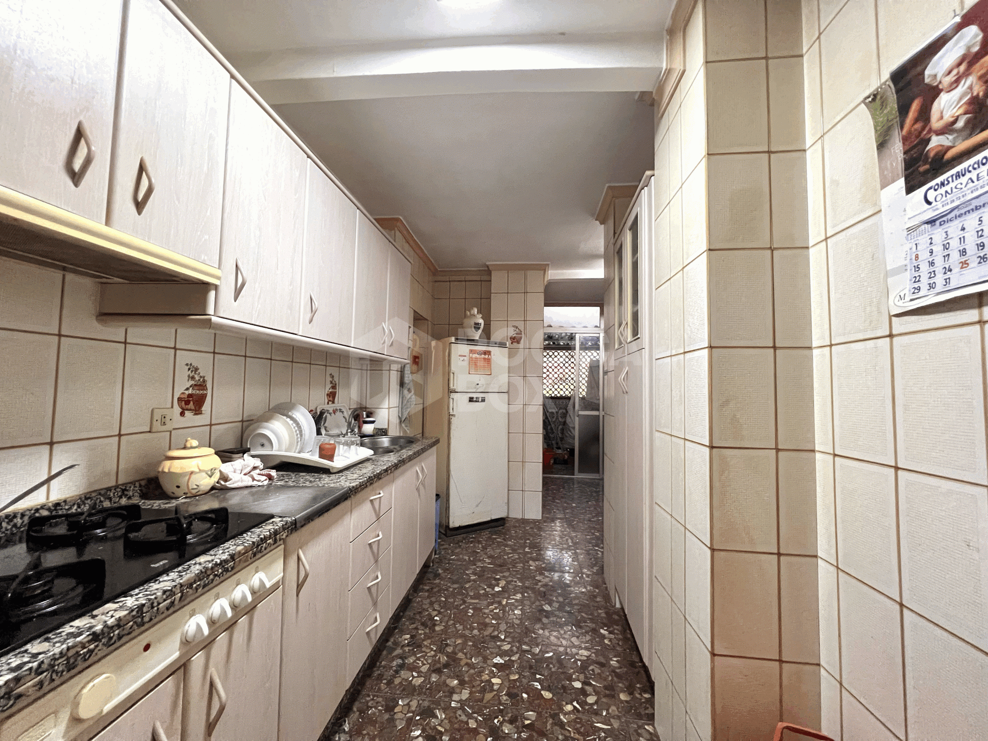 Spacious Ground Floor Apartment in the Heart of Estepona – Prime Location & Great Potential