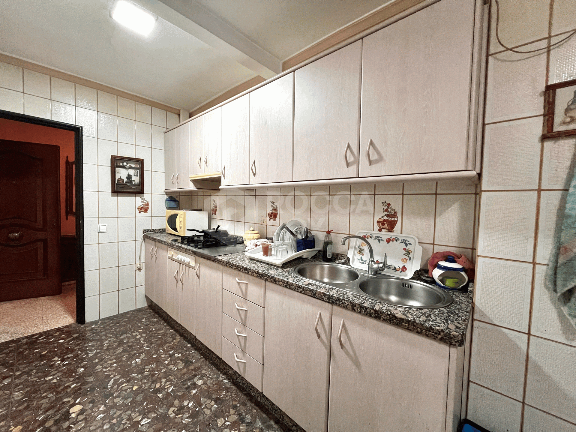 Spacious Ground Floor Apartment in the Heart of Estepona – Prime Location & Great Potential