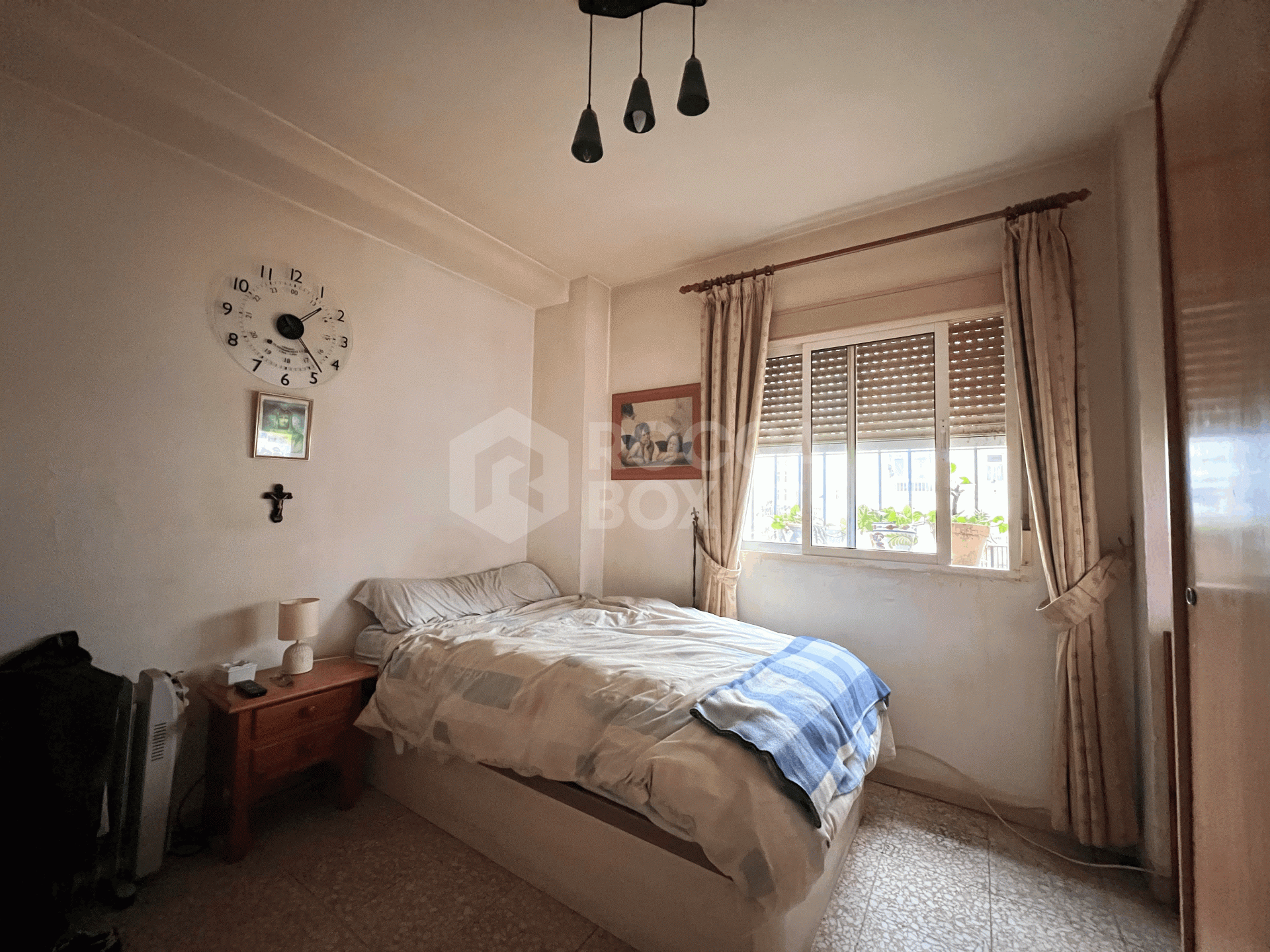 Spacious Ground Floor Apartment in the Heart of Estepona – Prime Location & Great Potential