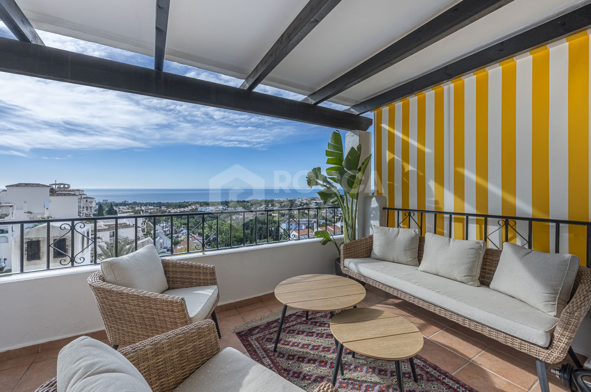 Sea Views | Refurbished 2-Bed Apartment in Sitio de Calahonda, Close to Beach & Golf