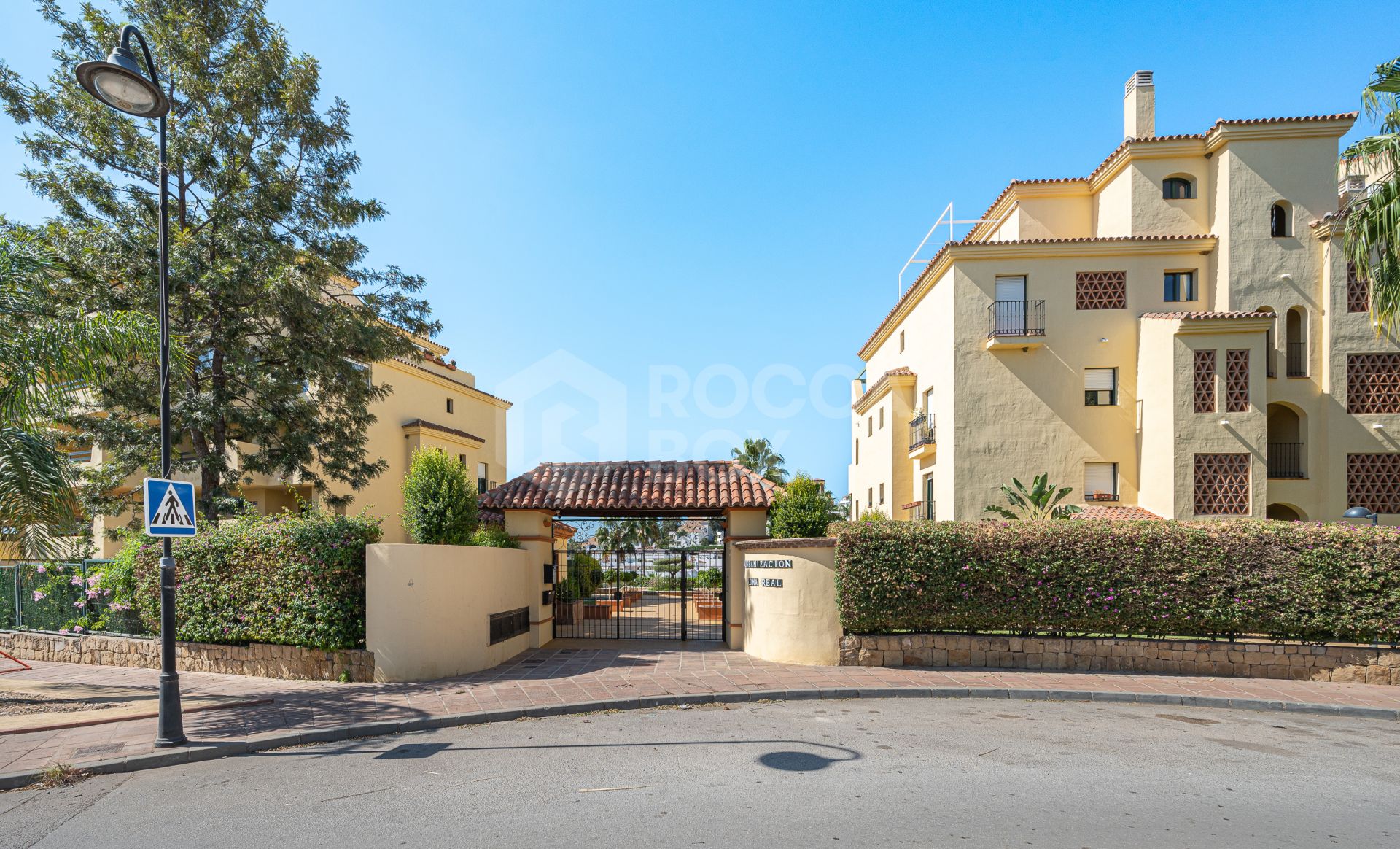 Immaculate Ground Floor Apartment with Expansive Terrace in Las Joyas, Estepona East