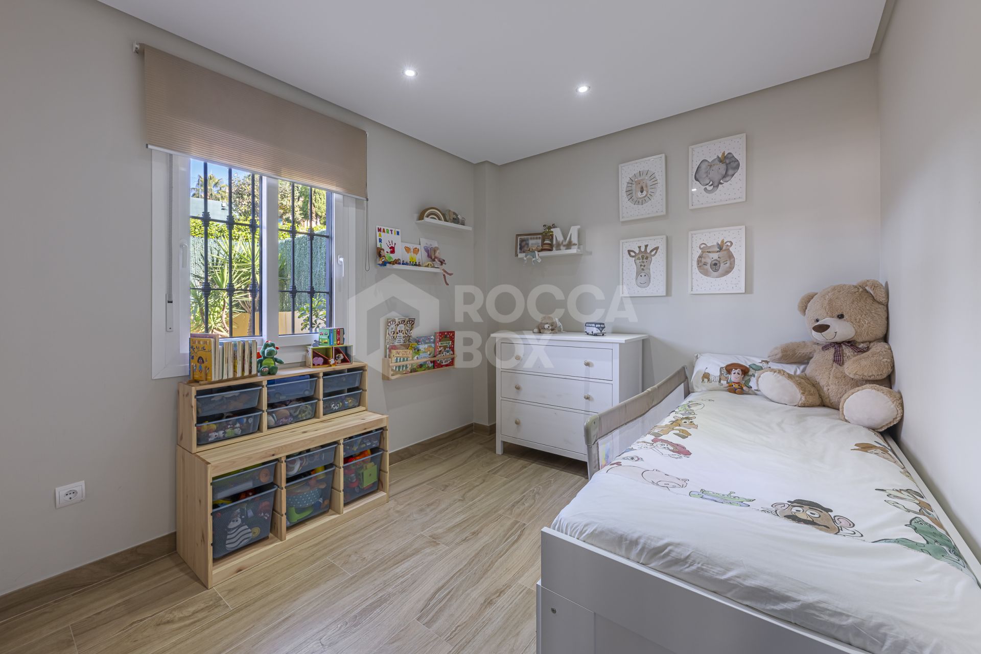 Immaculate Ground Floor Apartment with Expansive Terrace in Las Joyas, Estepona East