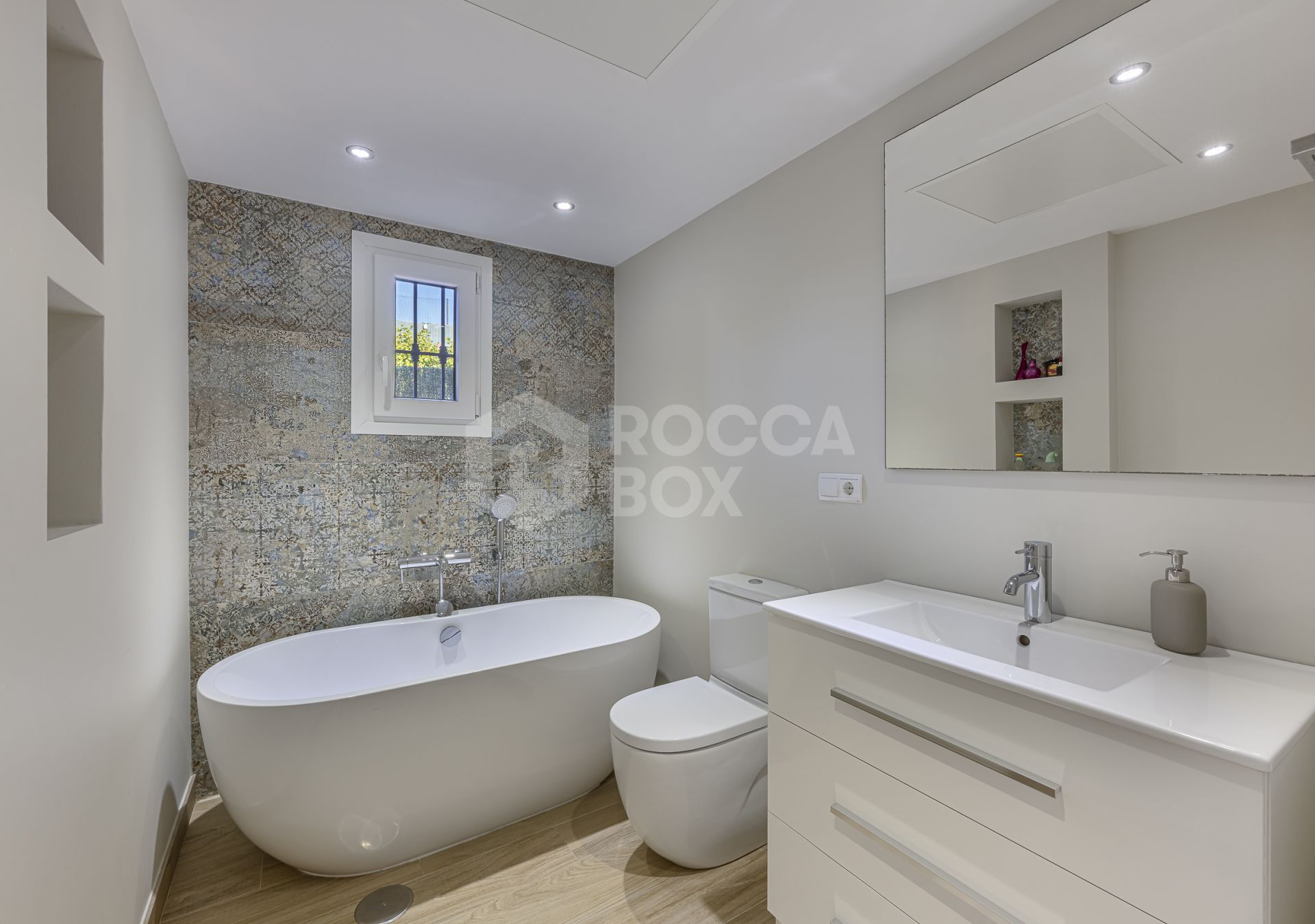 Immaculate Ground Floor Apartment with Expansive Terrace in Las Joyas, Estepona East