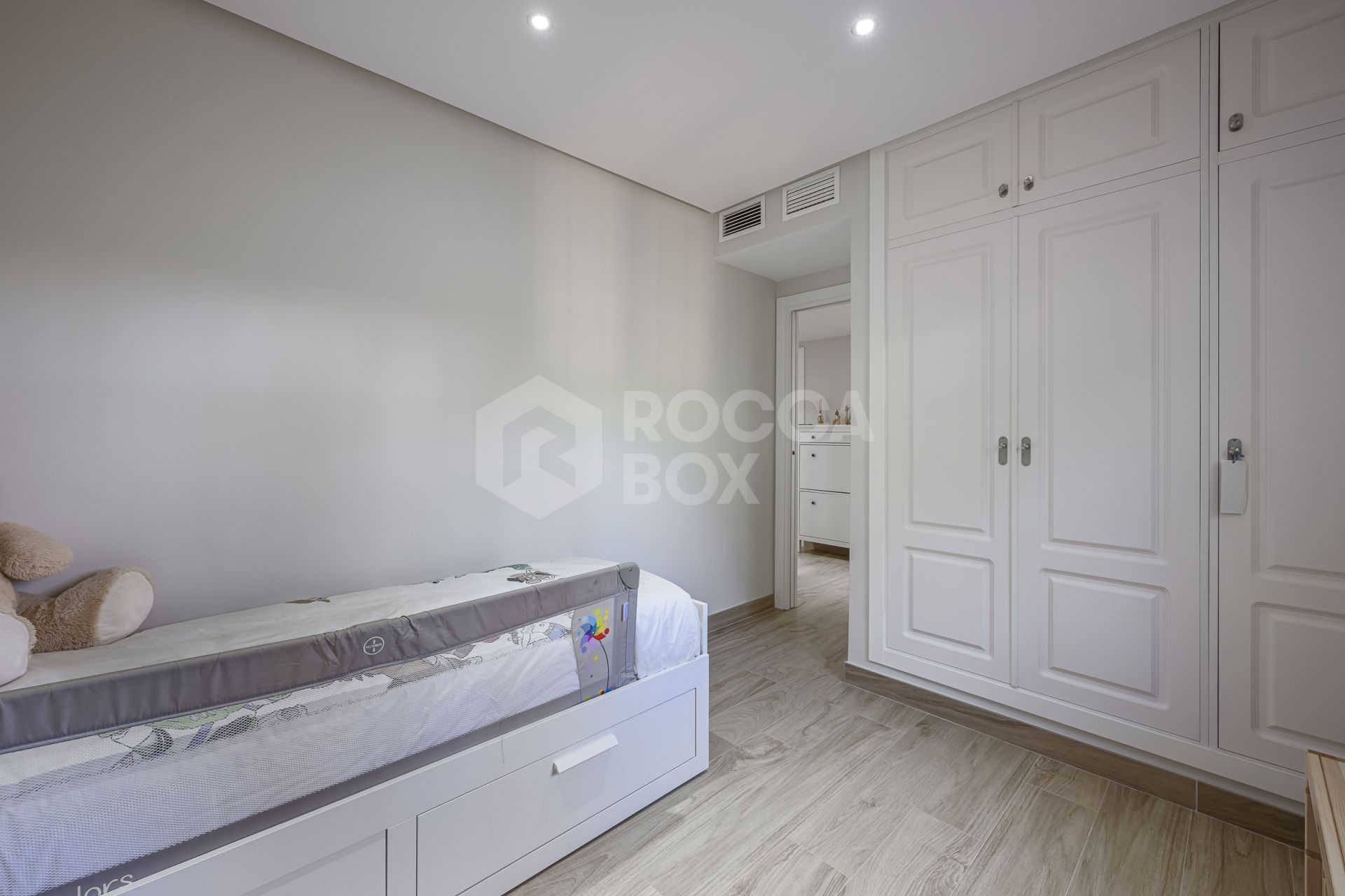 Immaculate Ground Floor Apartment with Expansive Terrace in Las Joyas, Estepona East