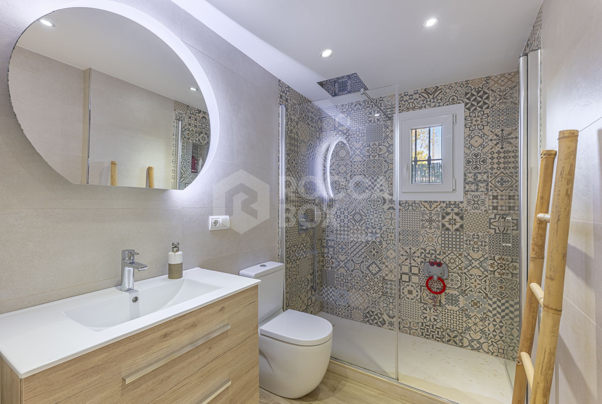 Immaculate Ground Floor Apartment with Expansive Terrace in Las Joyas, Estepona East