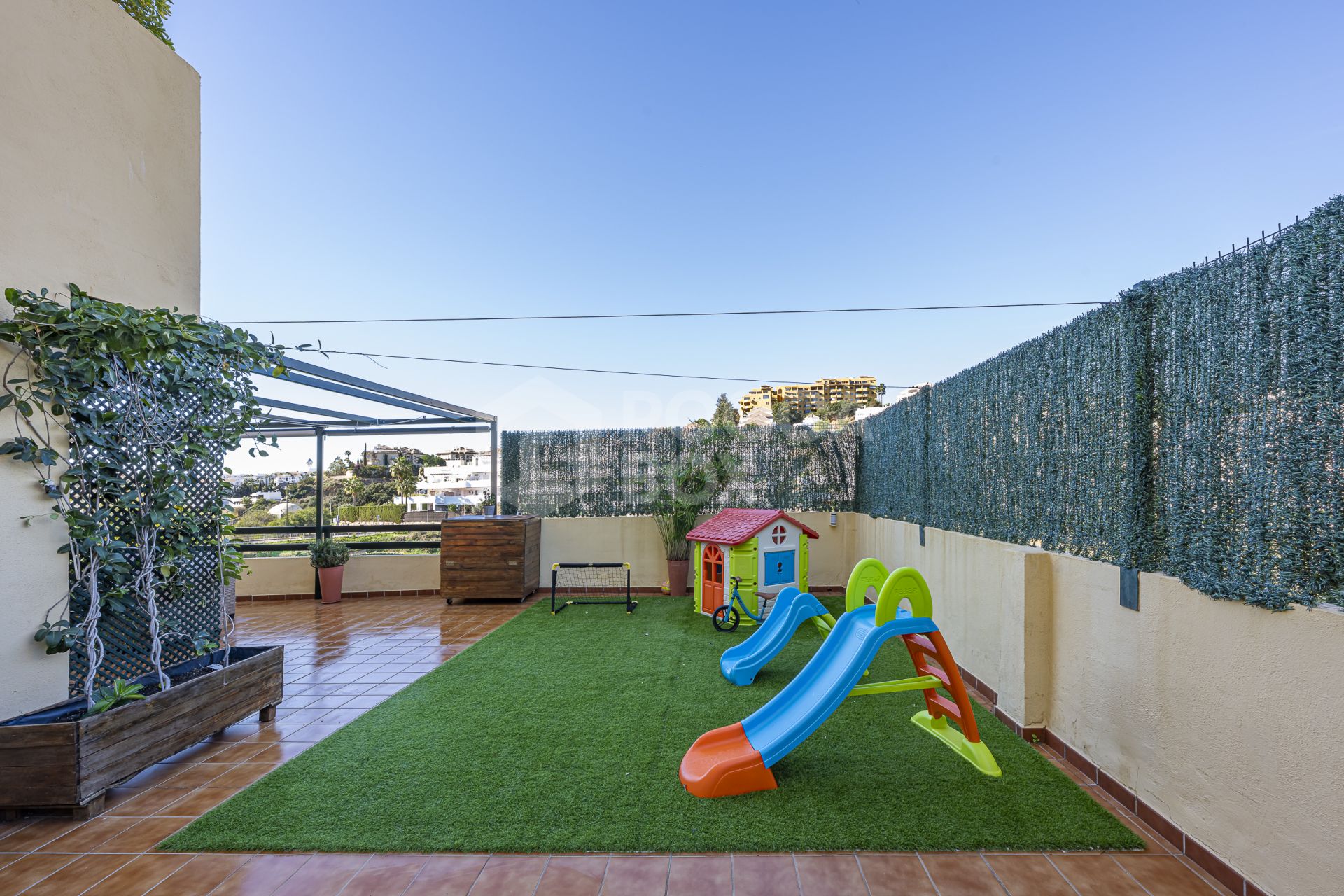 Immaculate Ground Floor Apartment with Expansive Terrace in Las Joyas, Estepona East