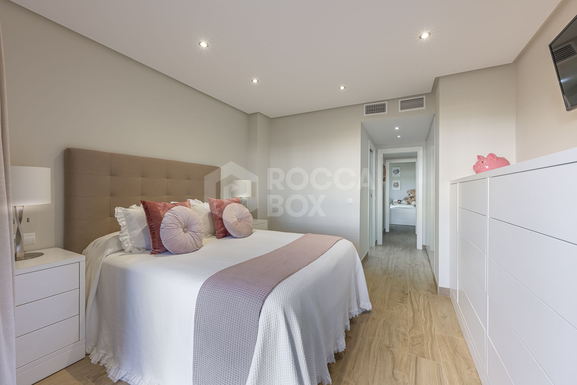 Immaculate Ground Floor Apartment with Expansive Terrace in Las Joyas, Estepona East