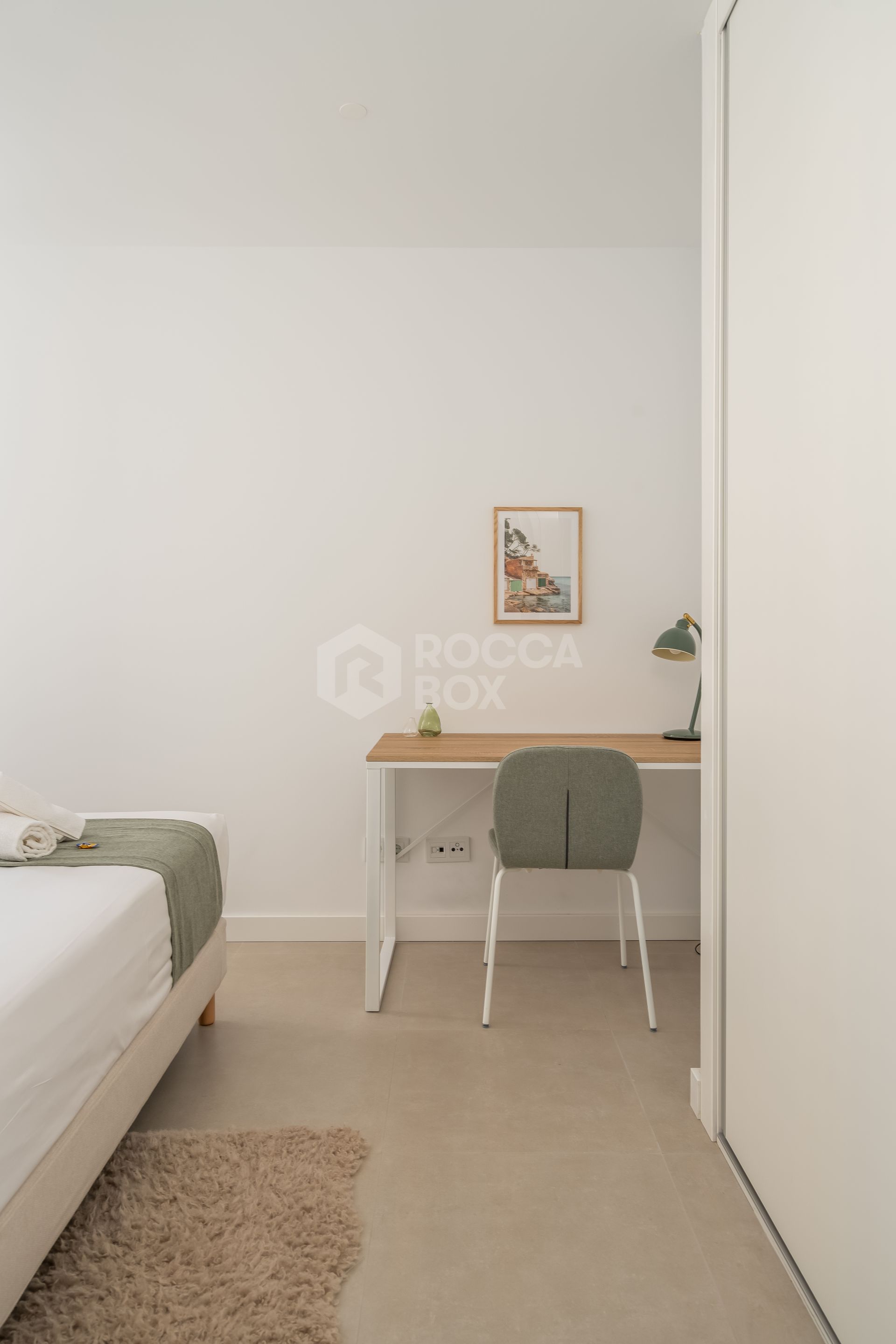 Contemporary 2-Bedroom Apartment with Balcony in Las Lagunas, Fuengirola