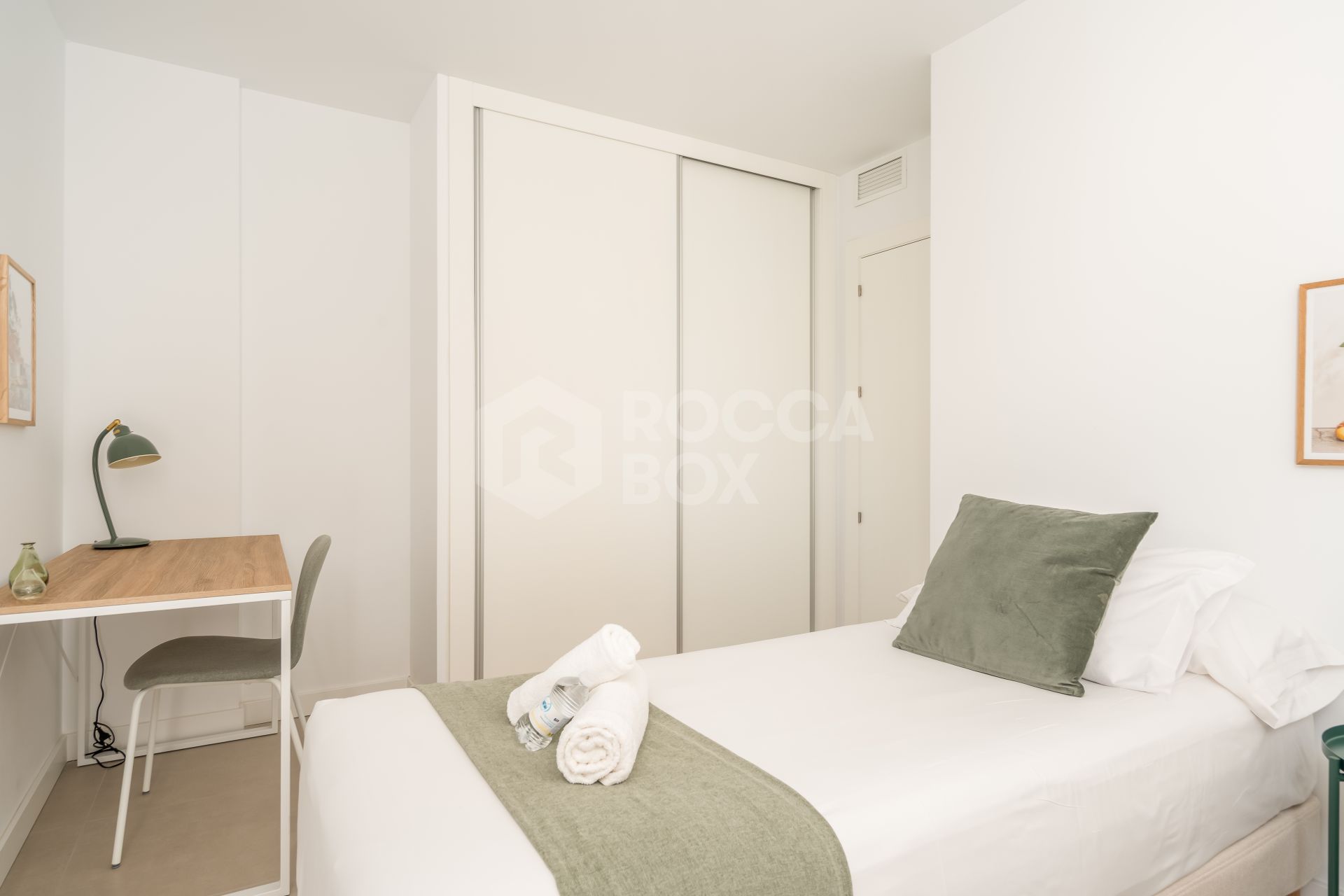 Contemporary 2-Bedroom Apartment with Balcony in Las Lagunas, Fuengirola