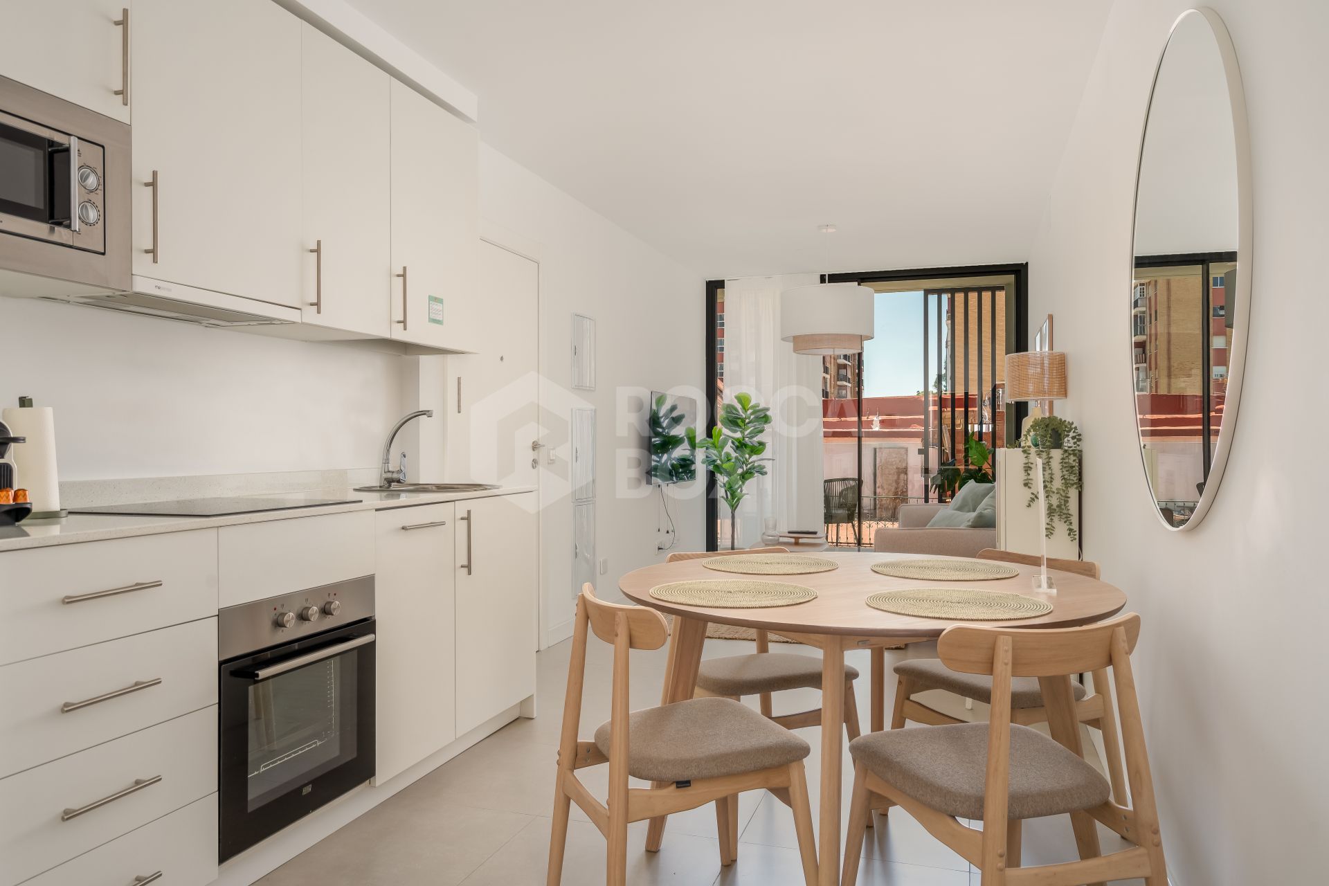 Contemporary 2-Bedroom Apartment with Balcony in Las Lagunas, Fuengirola