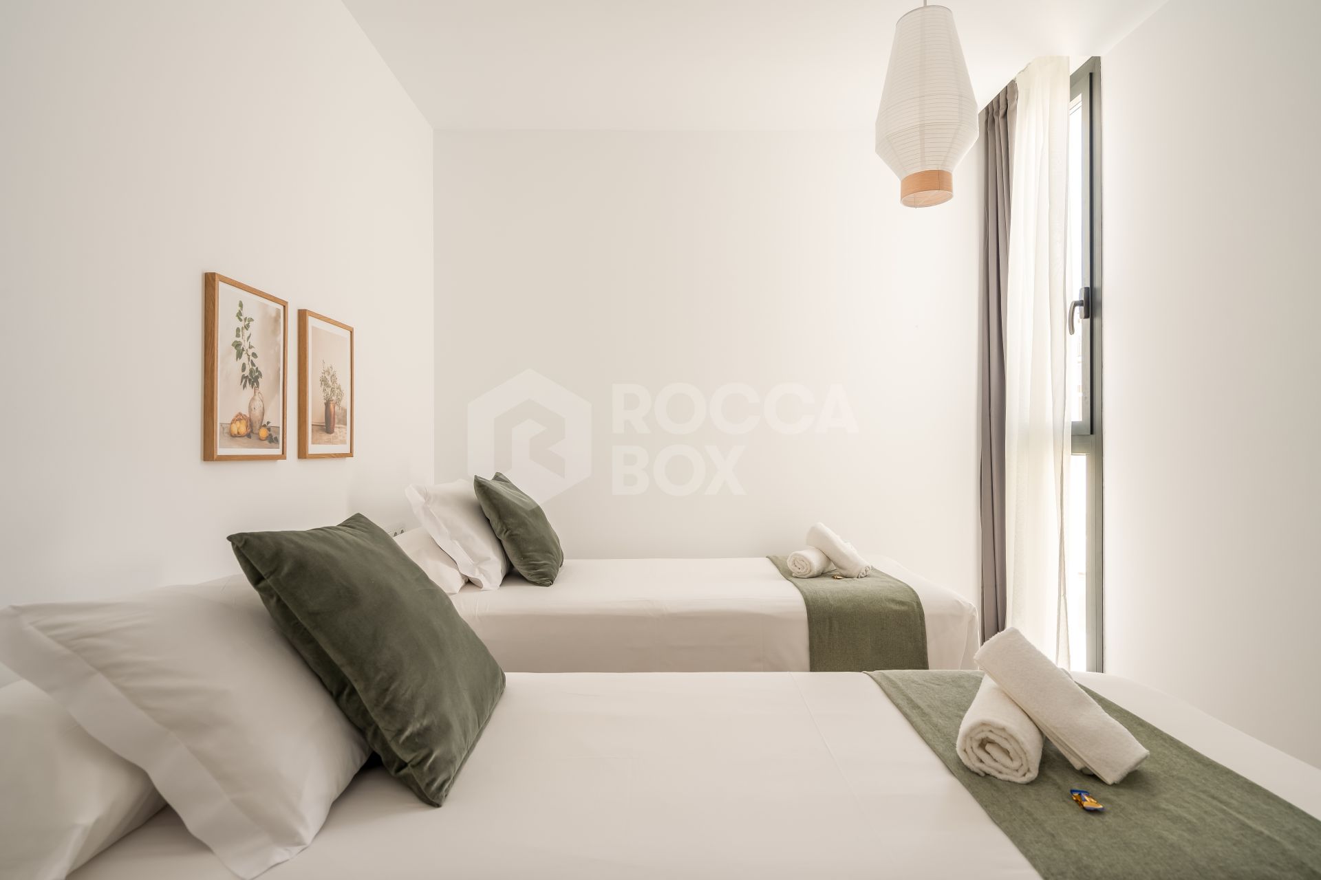 Contemporary 2-Bedroom Apartment with Balcony in Las Lagunas, Fuengirola