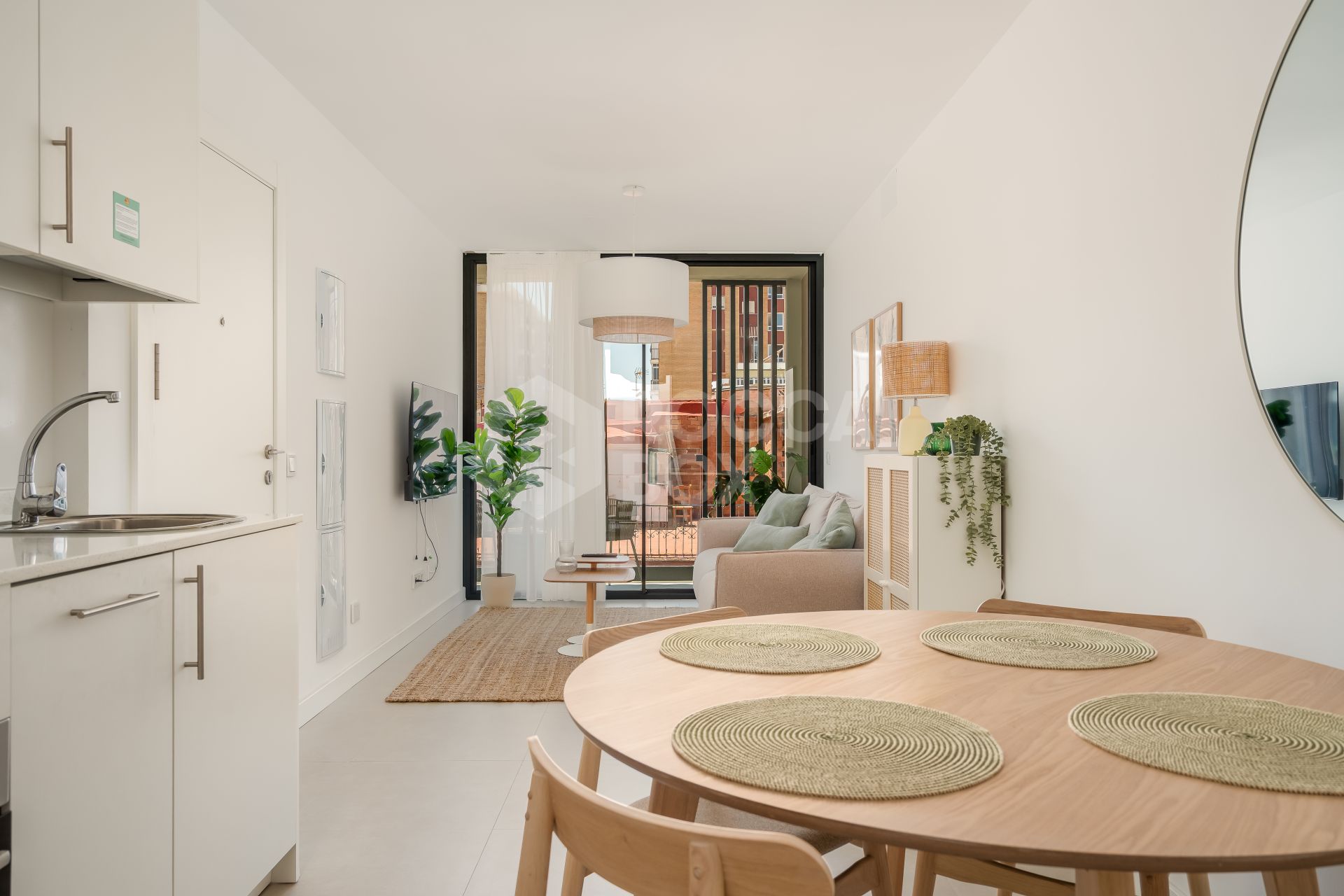 Contemporary 2-Bedroom Apartment with Balcony in Las Lagunas, Fuengirola