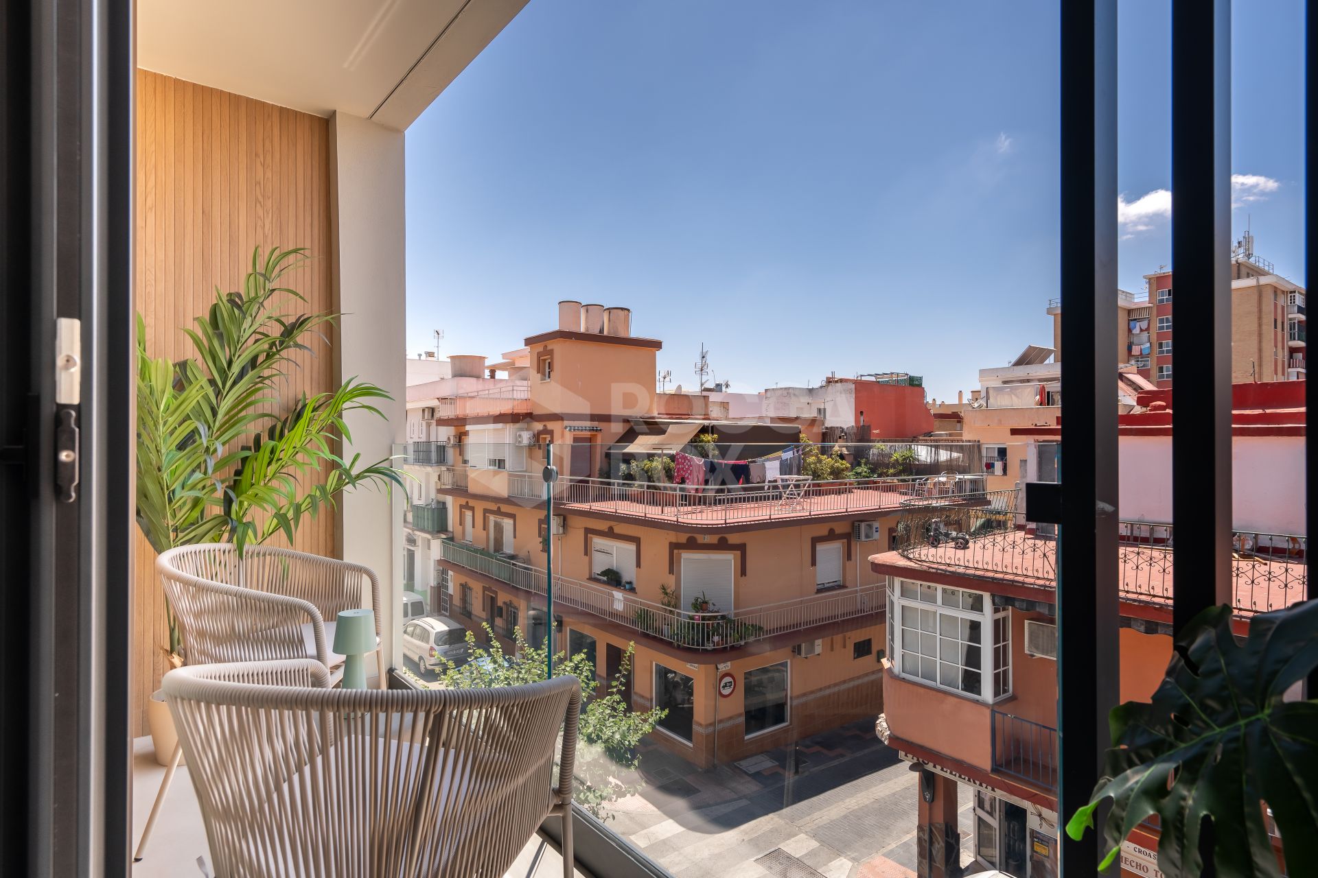 Contemporary 2-Bedroom Apartment with Balcony in Las Lagunas, Fuengirola