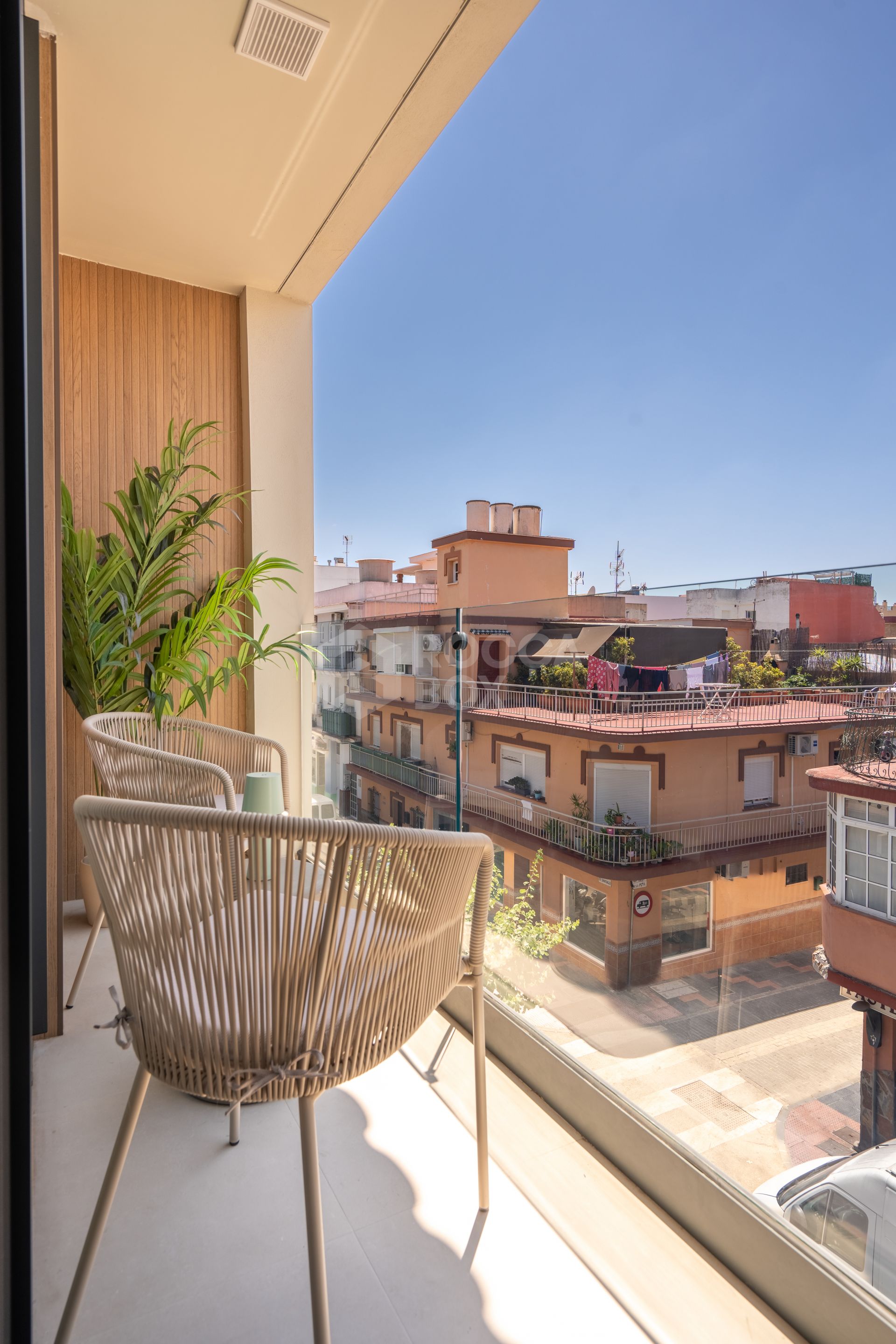 Contemporary 2-Bedroom Apartment with Balcony in Las Lagunas, Fuengirola