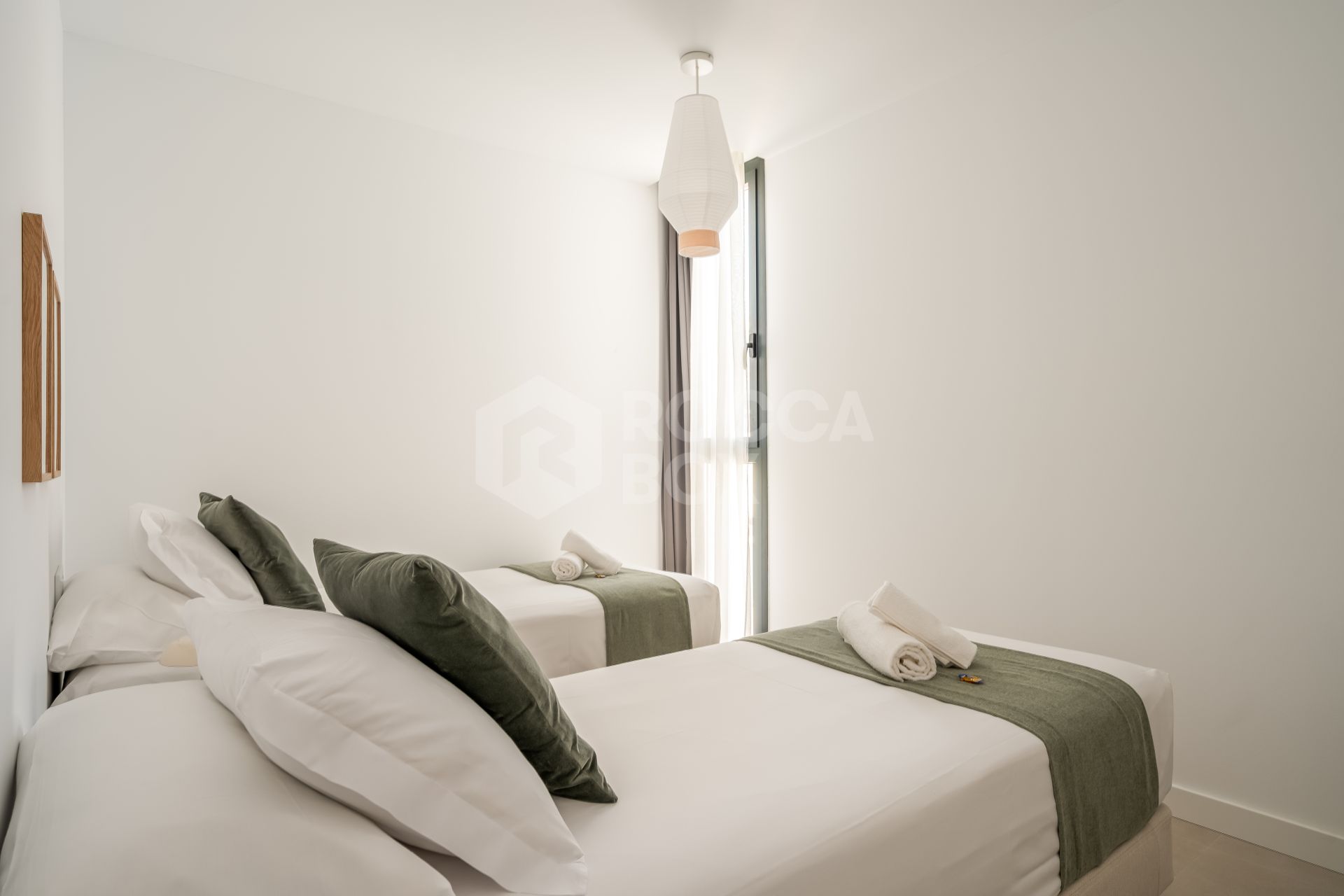 Contemporary 2-Bedroom Apartment with Balcony in Las Lagunas, Fuengirola