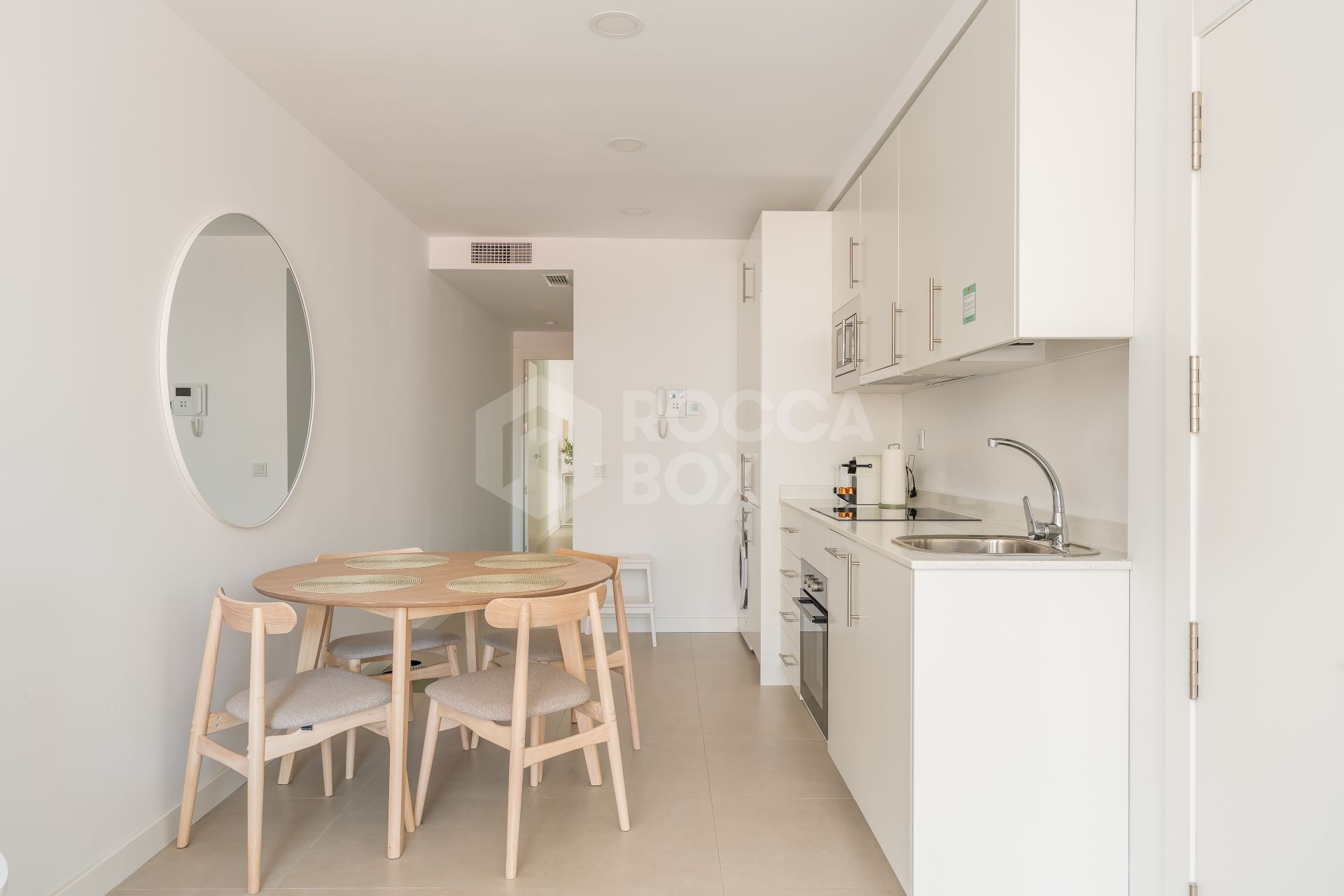 Contemporary 2-Bedroom Apartment with Balcony in Las Lagunas, Fuengirola