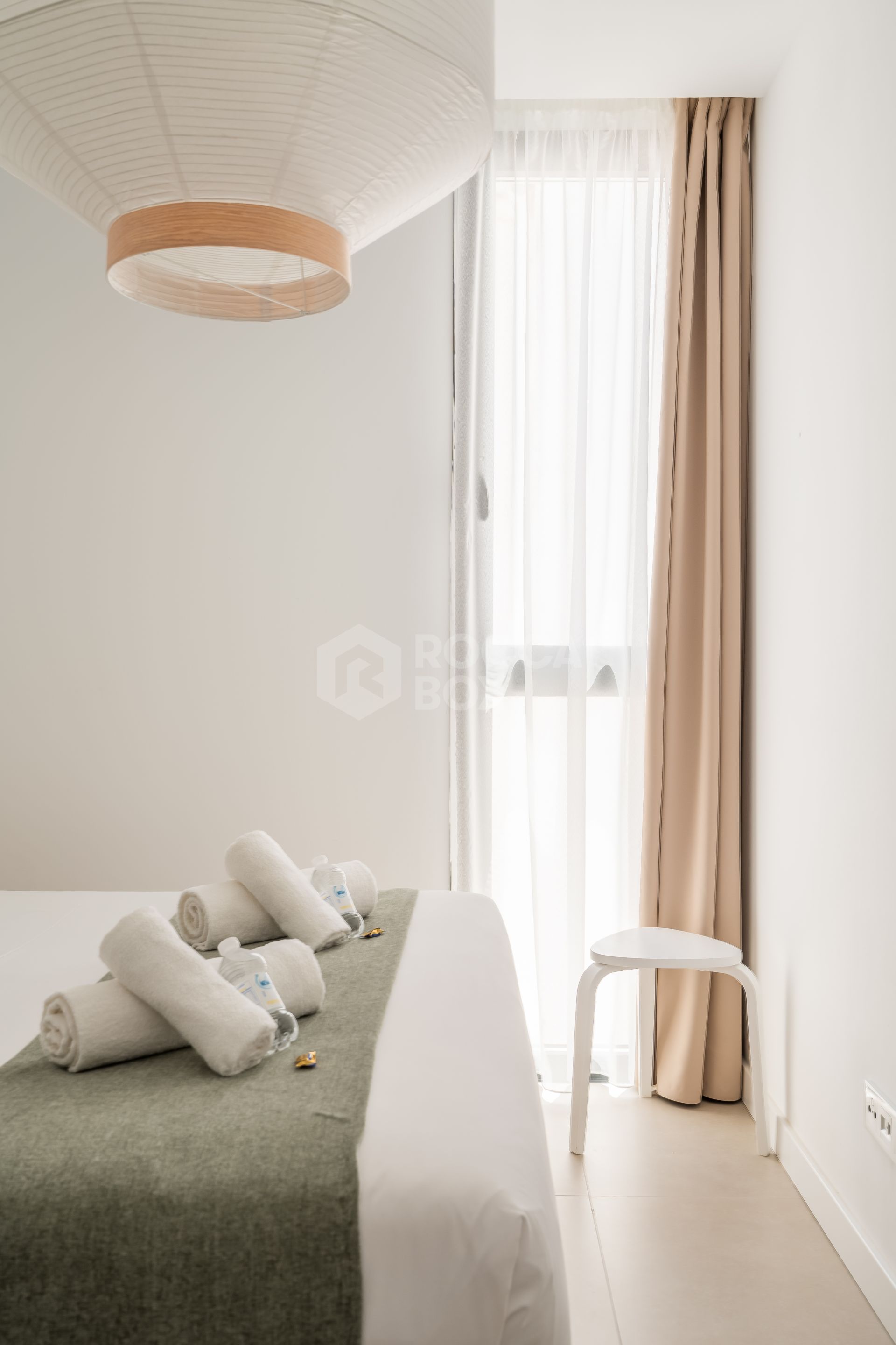 Contemporary 2-Bedroom Apartment with Balcony in Las Lagunas, Fuengirola