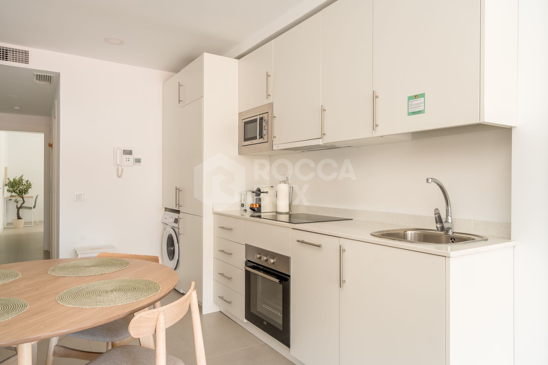 Contemporary 2-Bedroom Apartment with Balcony in Las Lagunas, Fuengirola