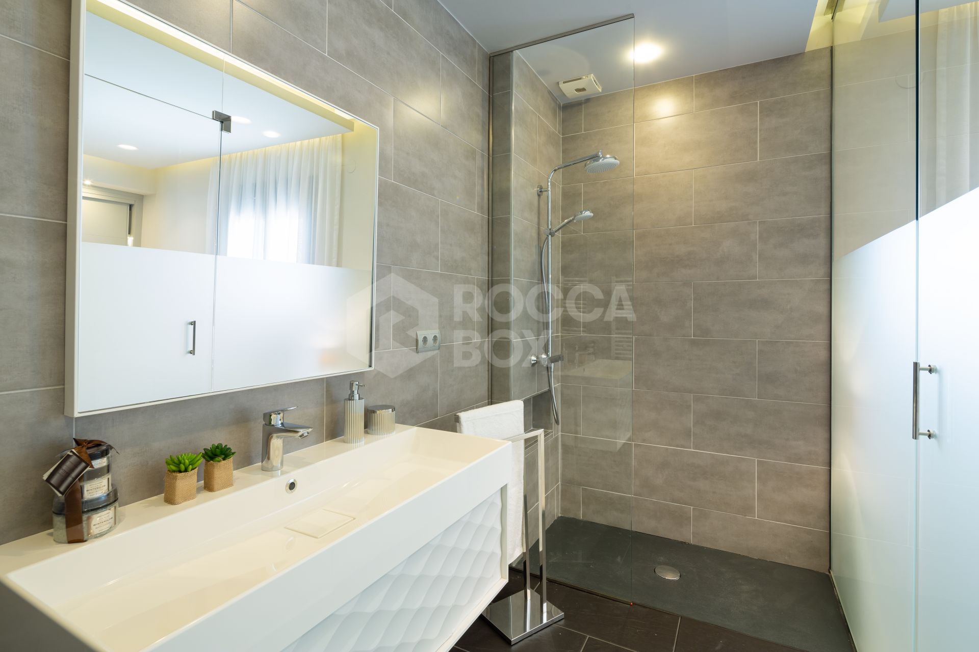 Renovated apartment on the first line of Puerto Banus, with sea views