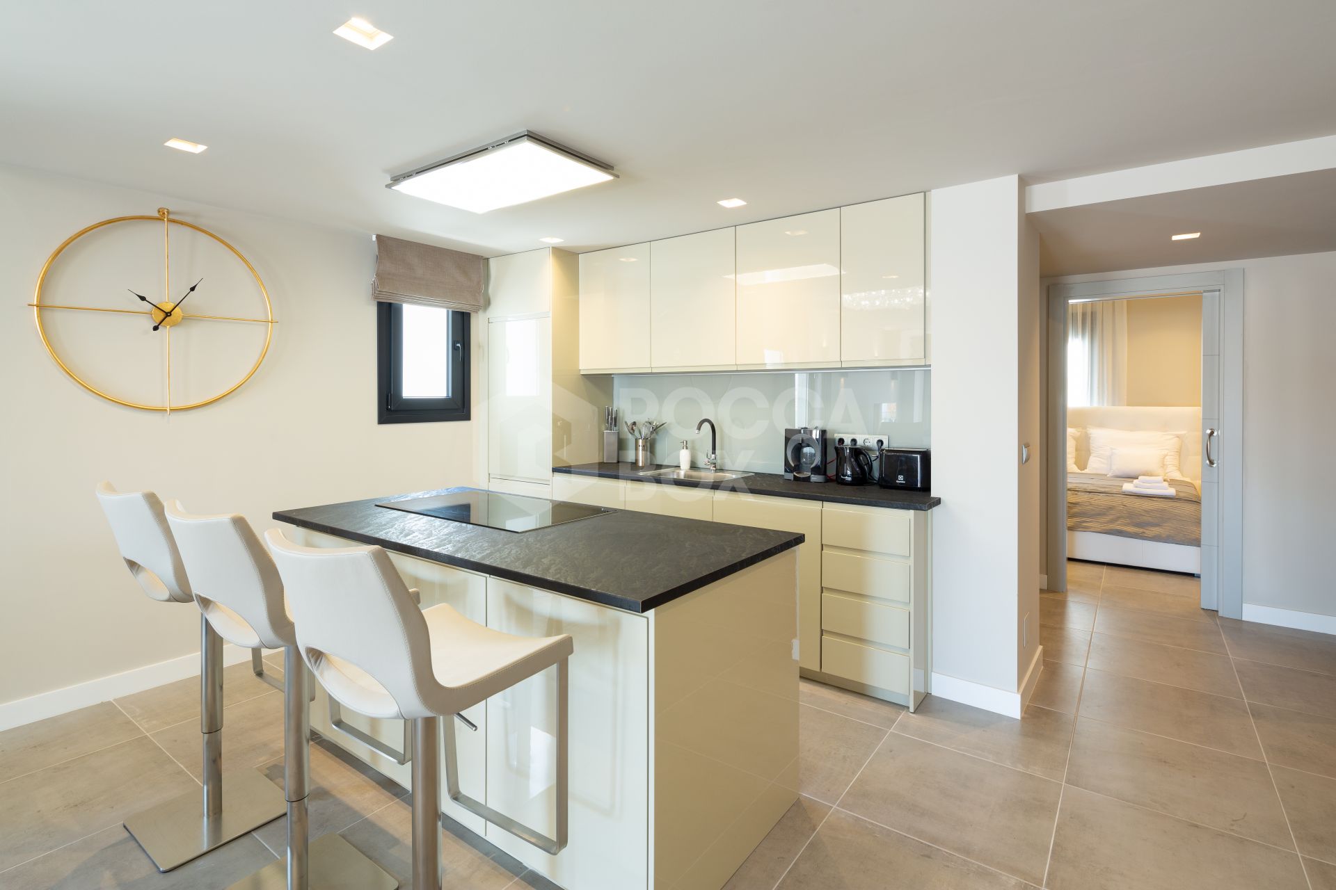 Renovated apartment on the first line of Puerto Banus, with sea views