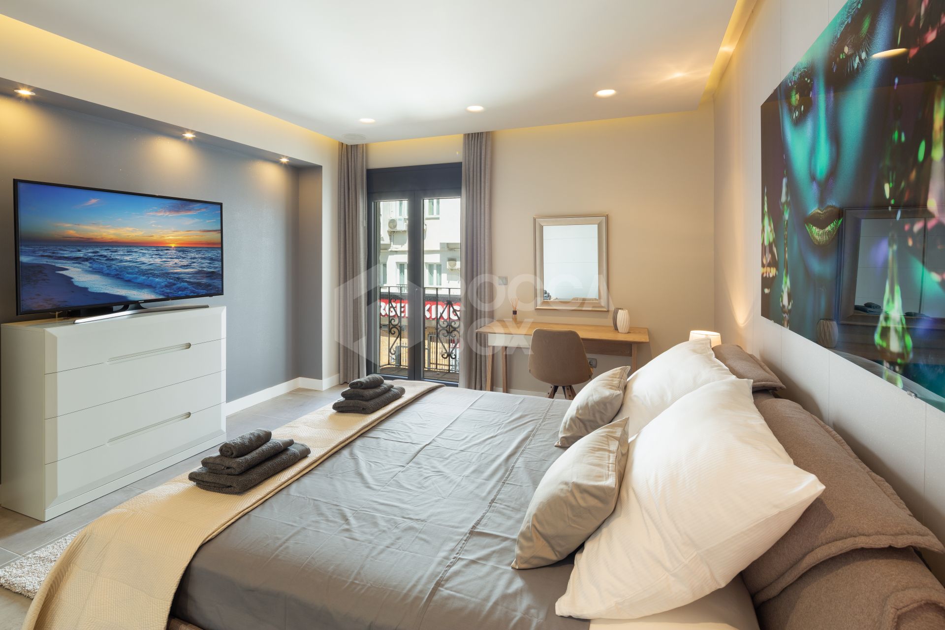 Renovated apartment on the first line of Puerto Banus, with sea views