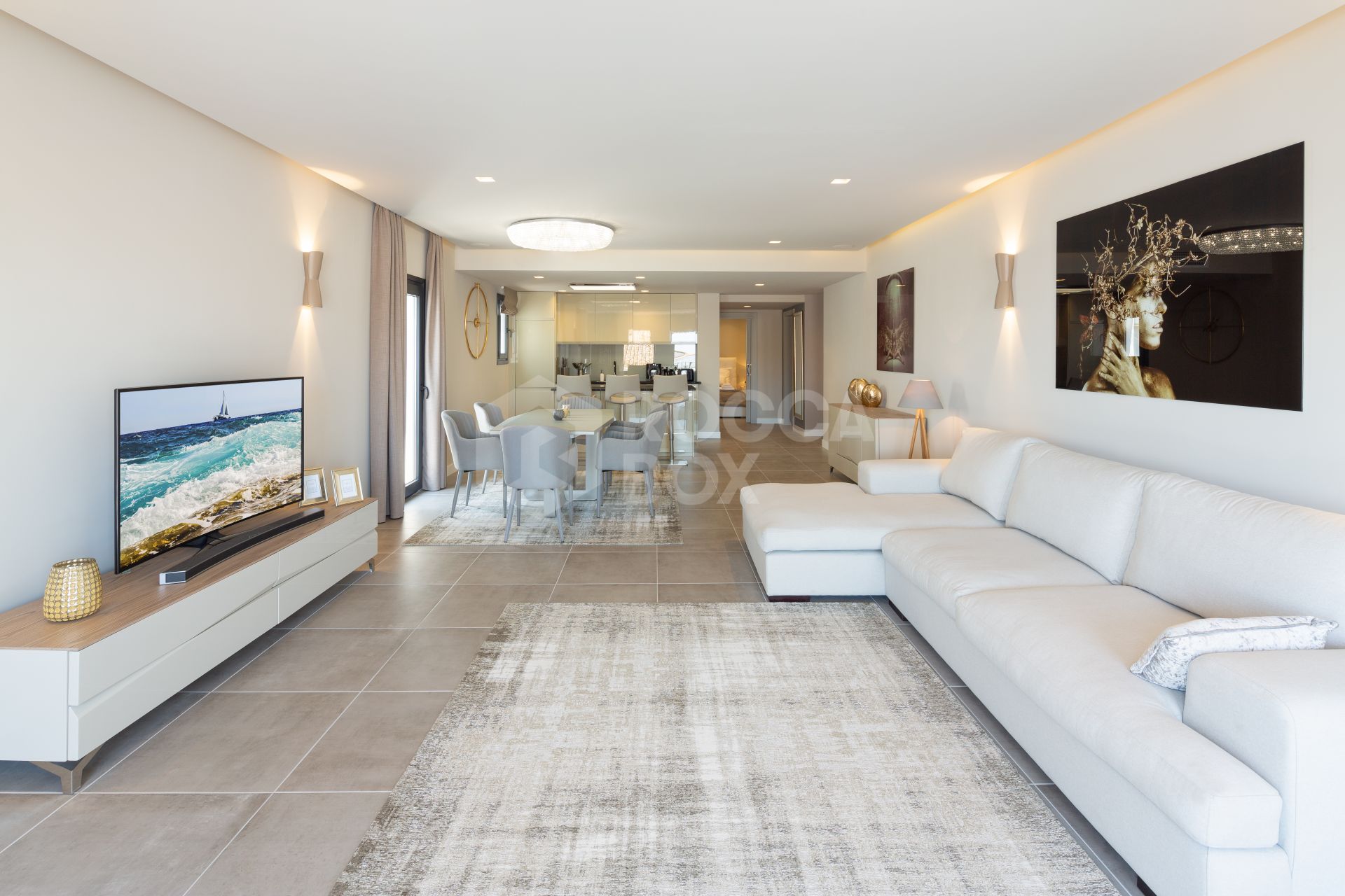 Renovated apartment on the first line of Puerto Banus, with sea views