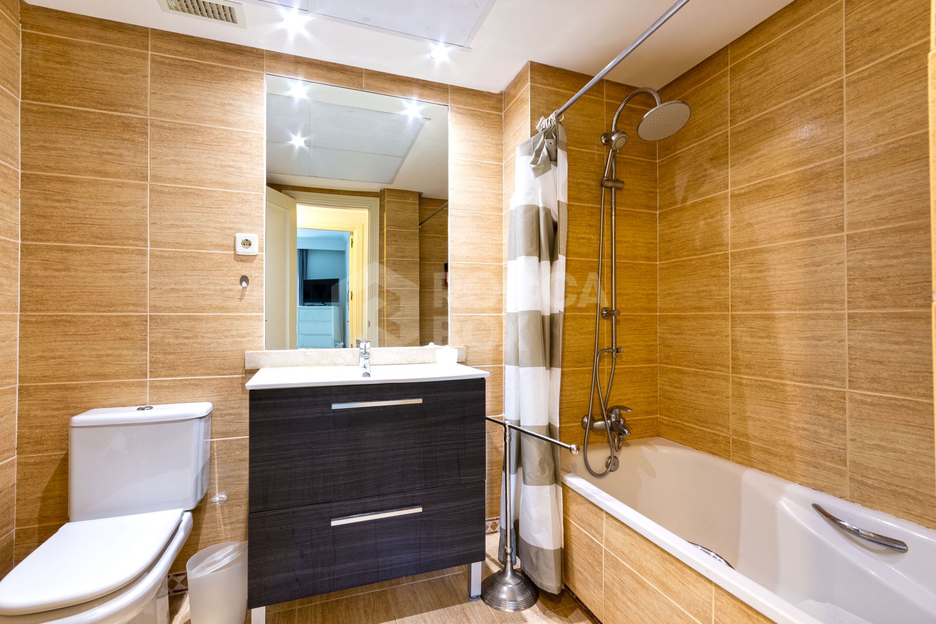 Ground floor flat for & rent with private garden, Dama de Noche