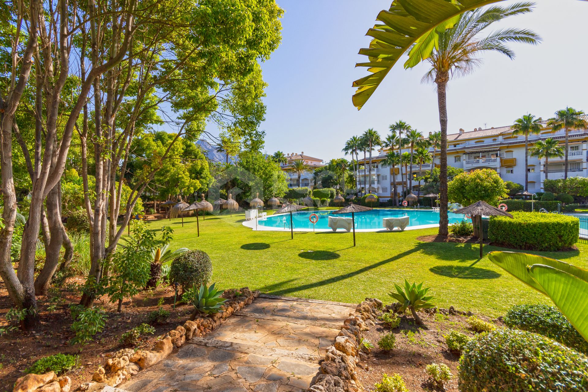 Ground floor flat for & rent with private garden, Dama de Noche