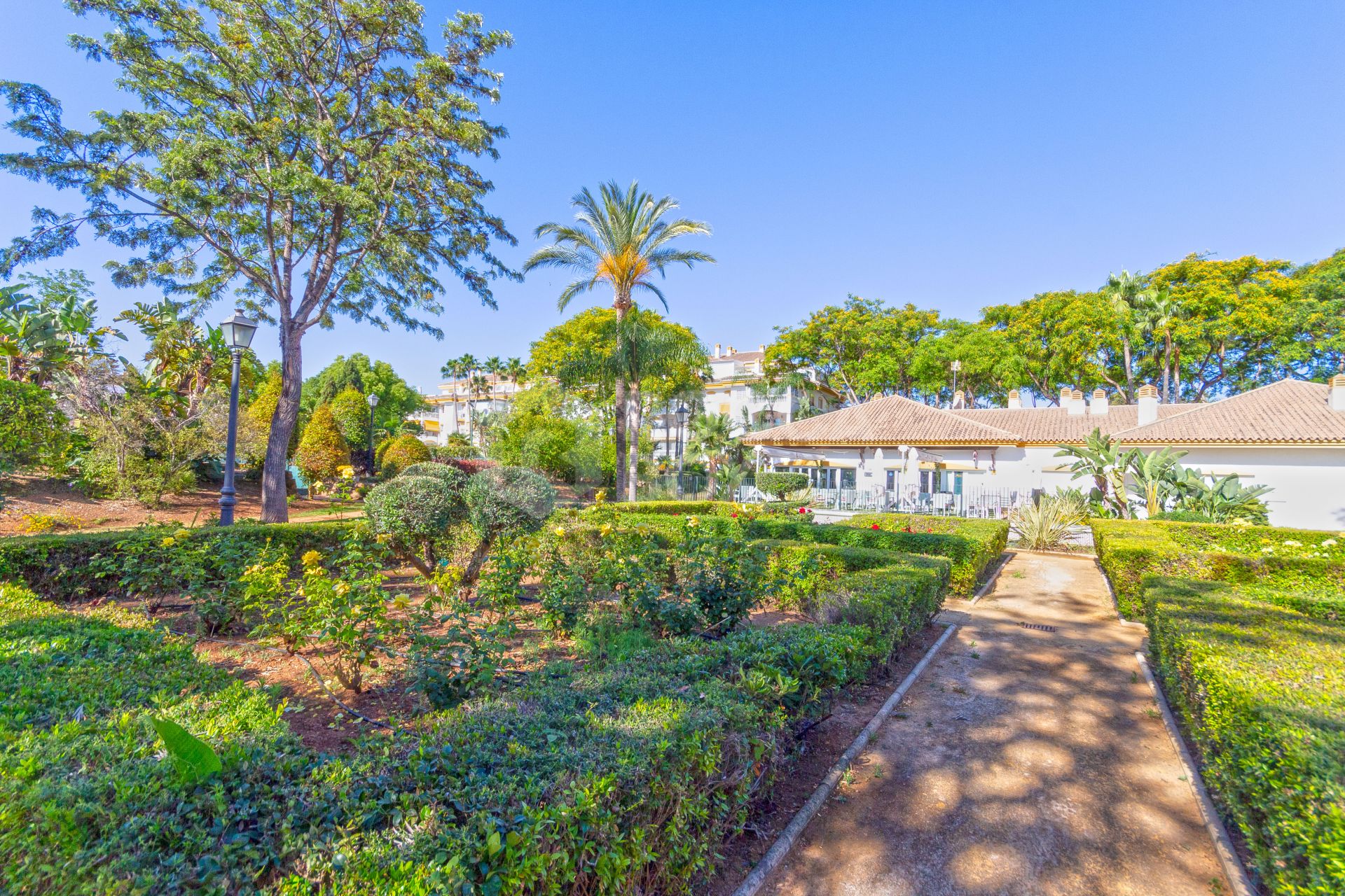 Ground floor flat for & rent with private garden, Dama de Noche