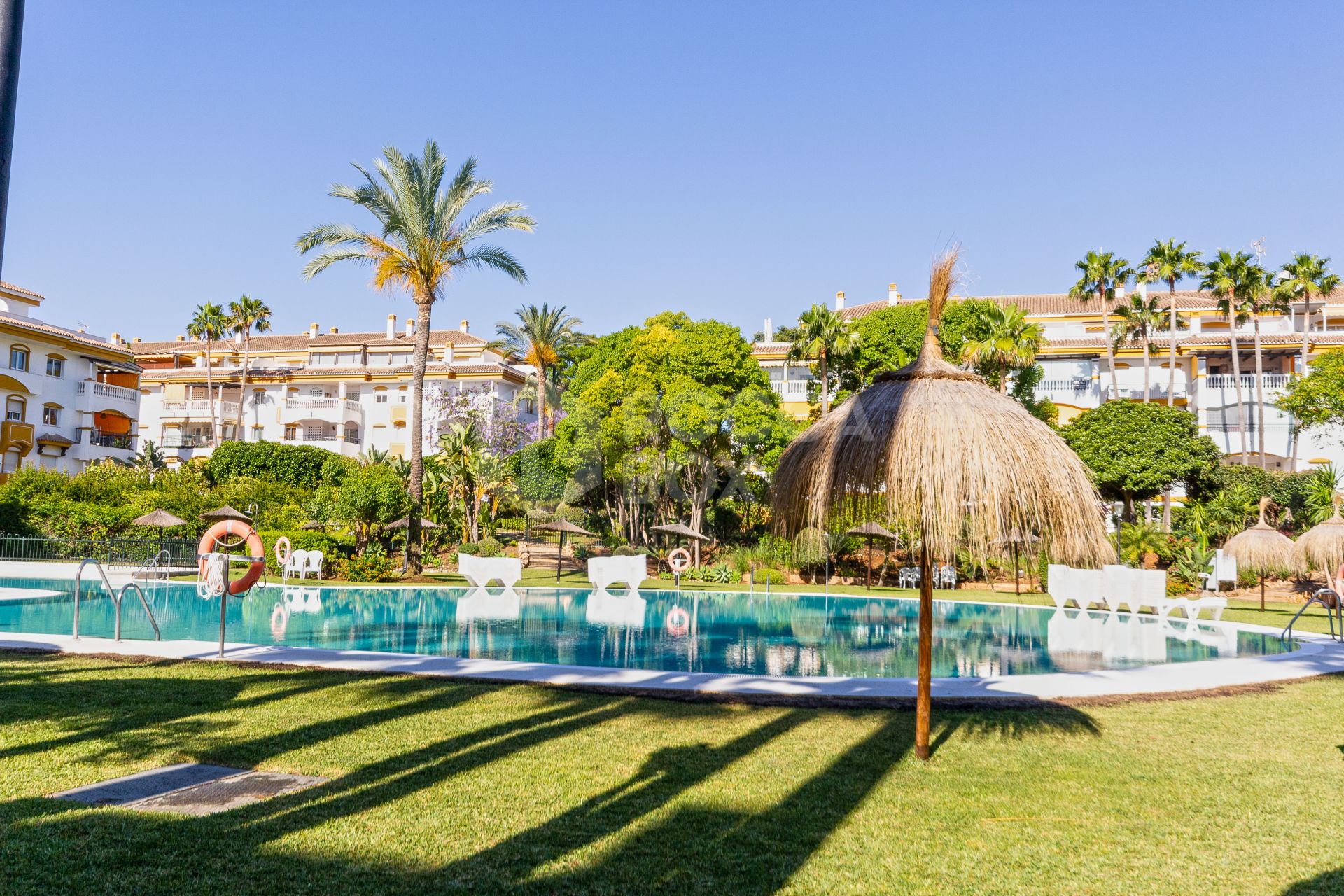 Ground floor flat for & rent with private garden, Dama de Noche