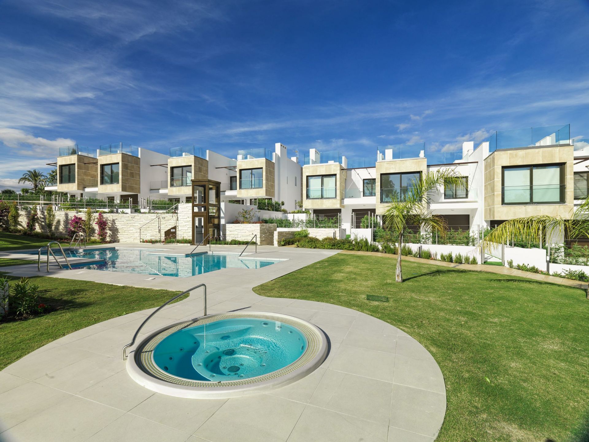 Fantastic townhouses in the heart of golf, Nueva Andalucía, Marbella