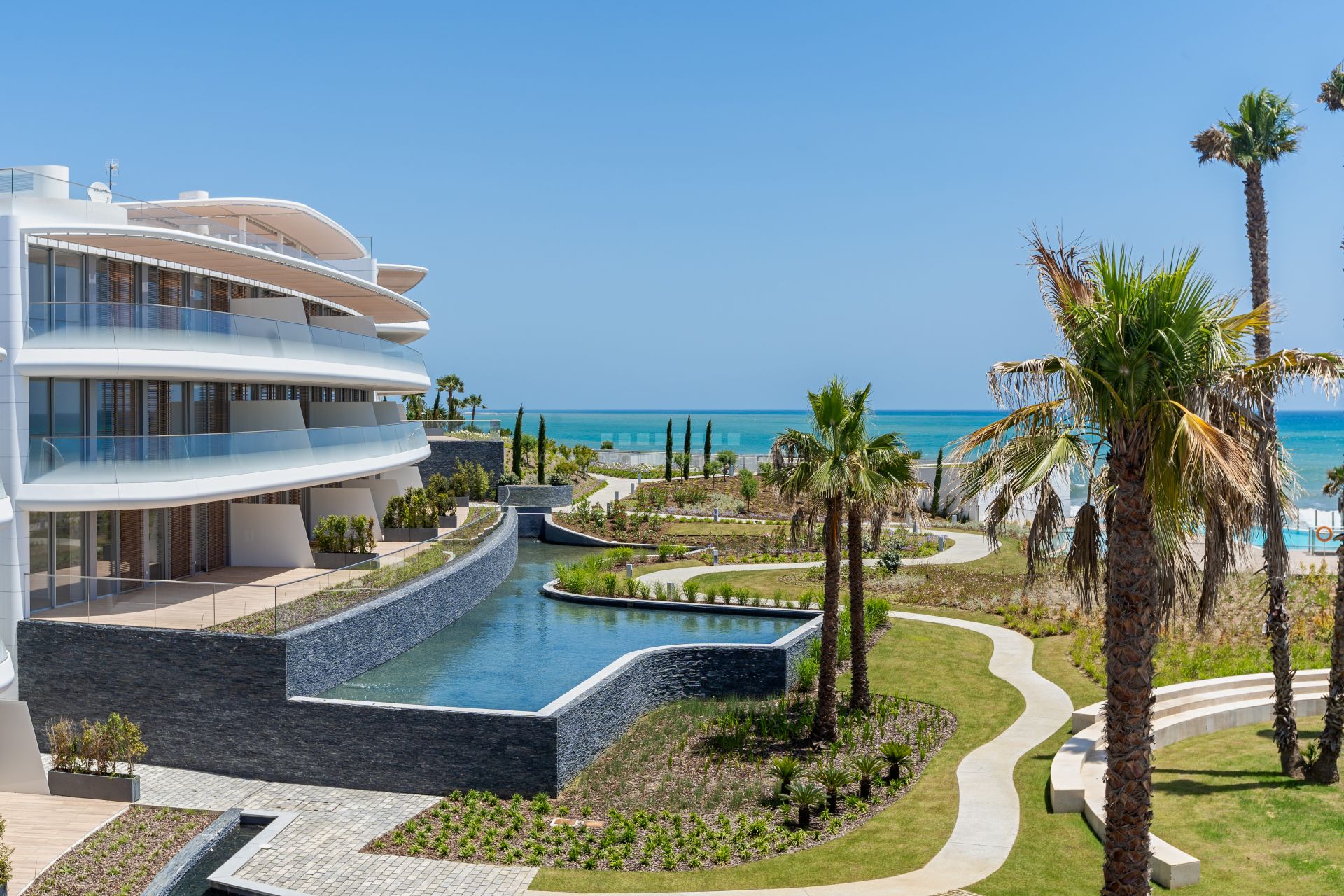 THE EDGE is a privileged project of almost 10.000m2 in a unique beachfront space