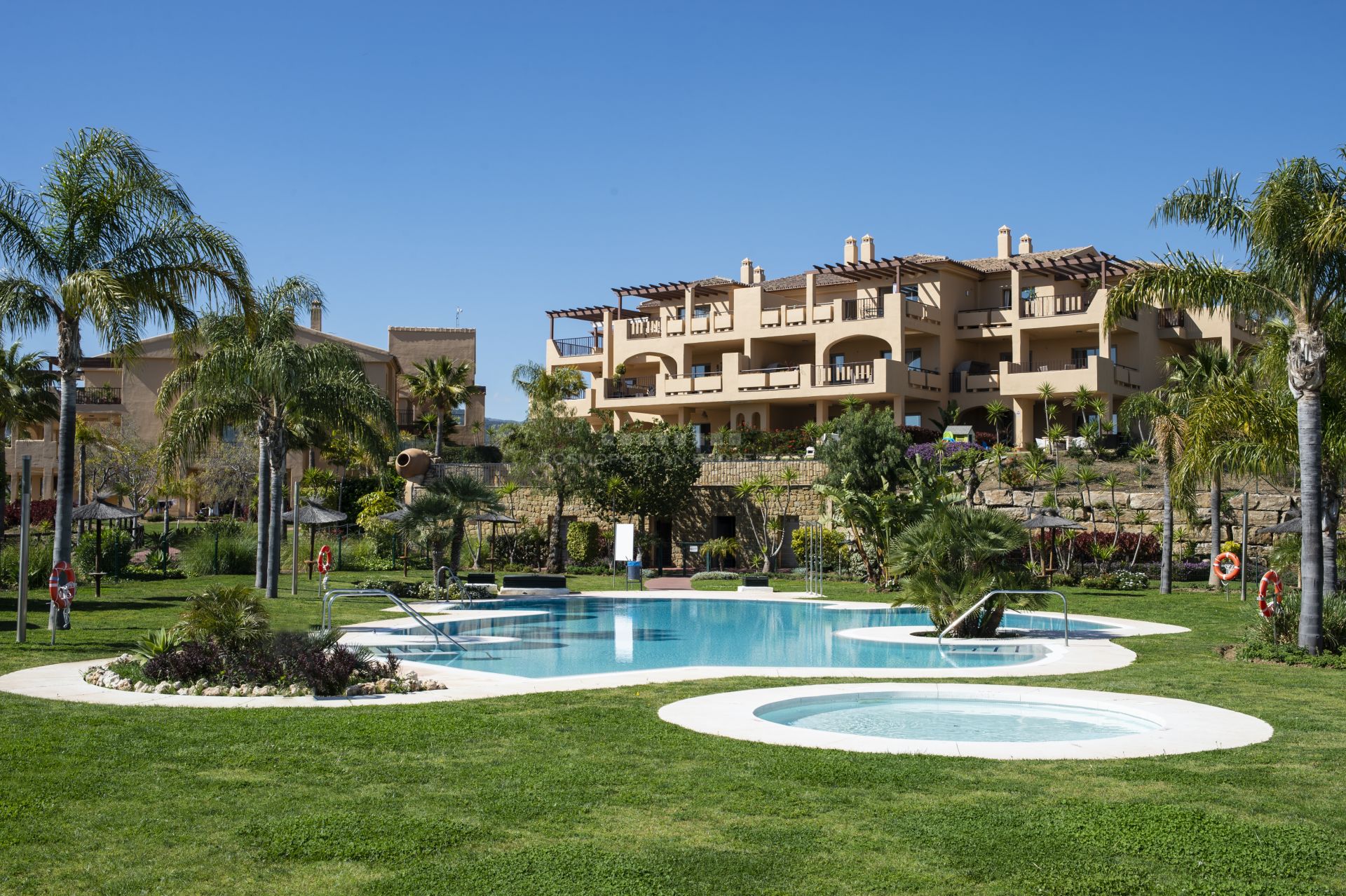 Apartments with stunning sea views in La Alquería, Benahavis