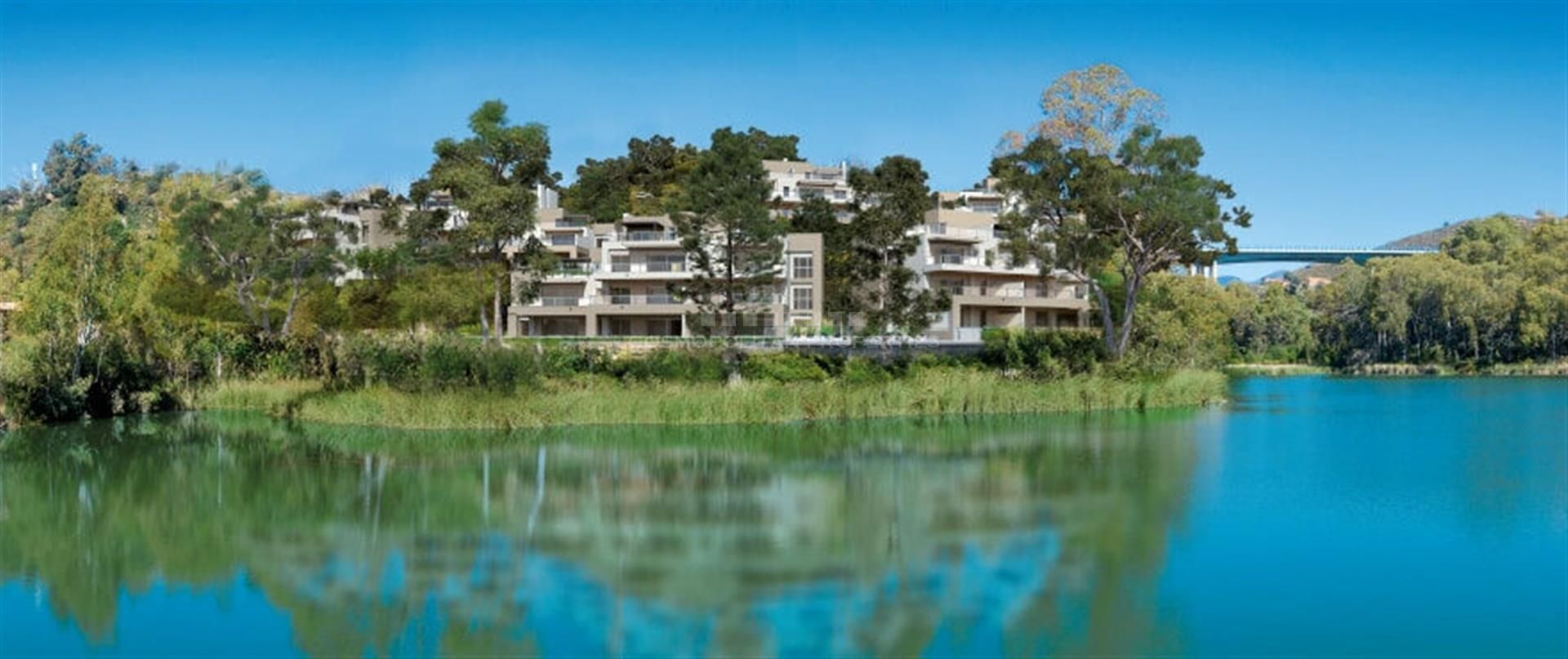 Marbella Lake, un moderno conjunto residencial privado situado en el corazón del Valle del Golf, en Nueva Andalucía, a tan solo 5 kilómetros de Puerto Banús.