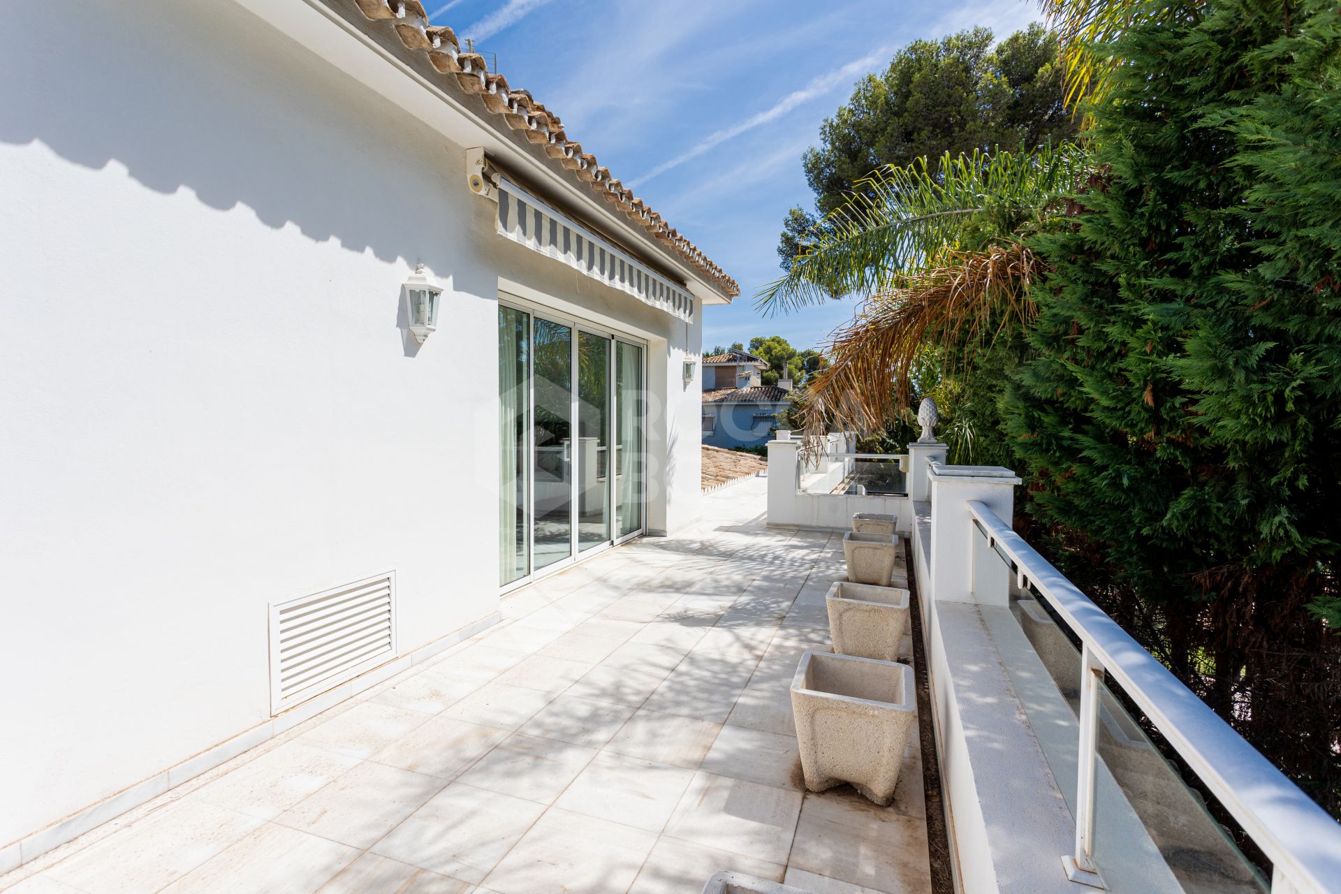 Luxury 5-bedroom villa in Los Monteros beach (Marbella) – steps from the sea with private pool