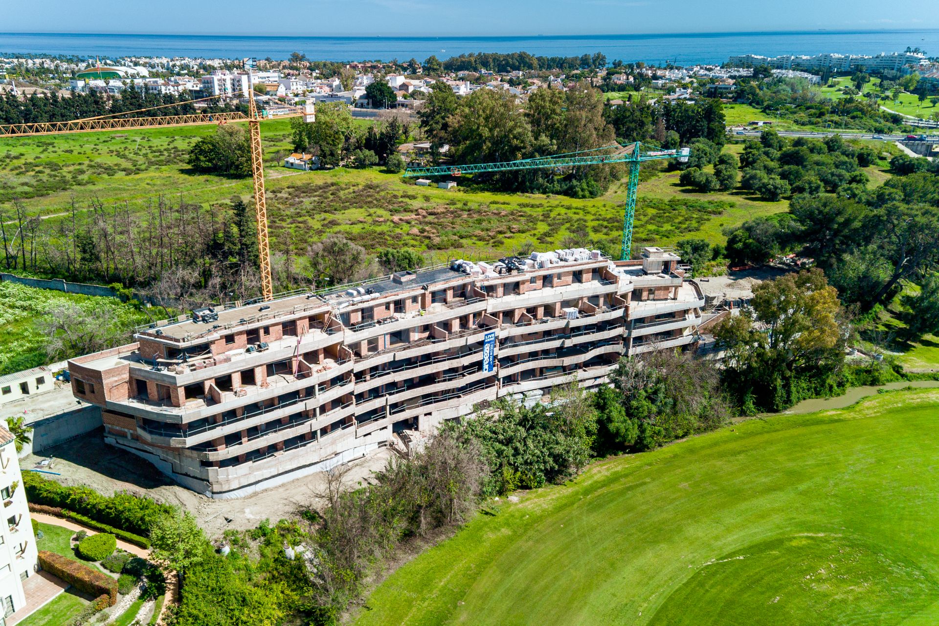 Breeze is a spectacular project of 34 amazing apartments and penthouses, located in front line golf in Marbella