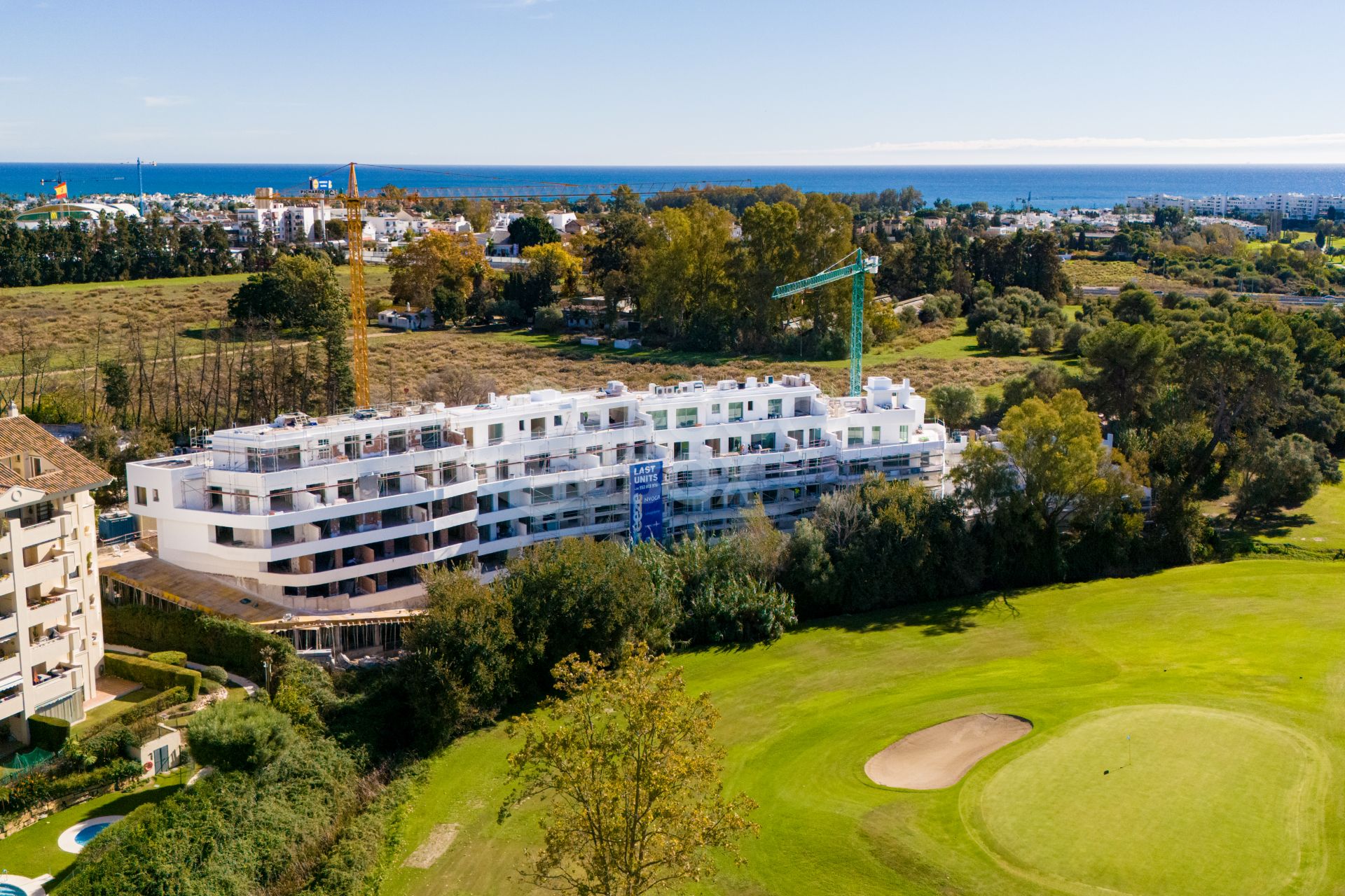 Breeze is a spectacular project of 34 amazing apartments and penthouses, located in front line golf in Marbella