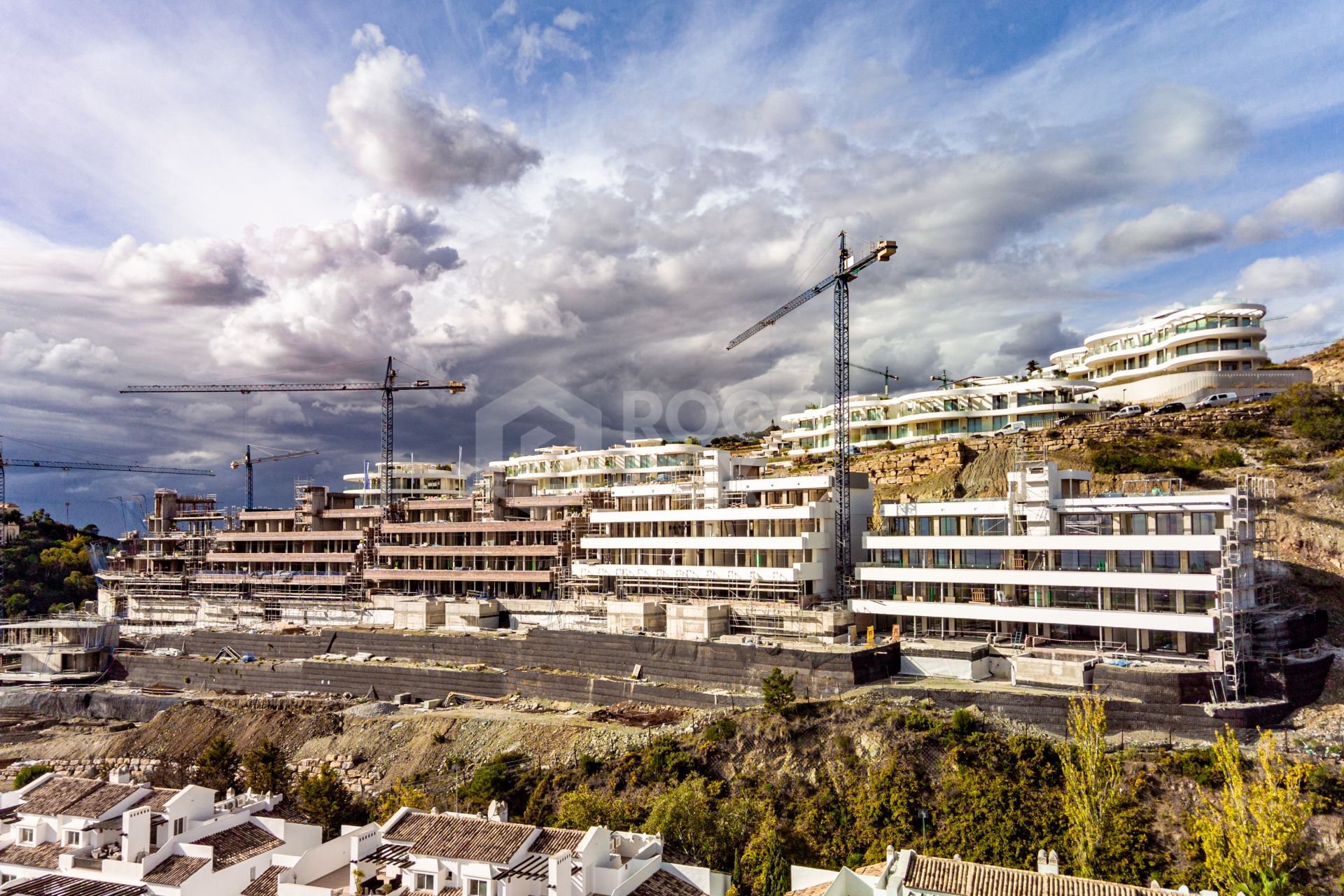 Fantastic complex of 3 and 4 bedroom apartments with panoramic sea views over the Golf Valley
