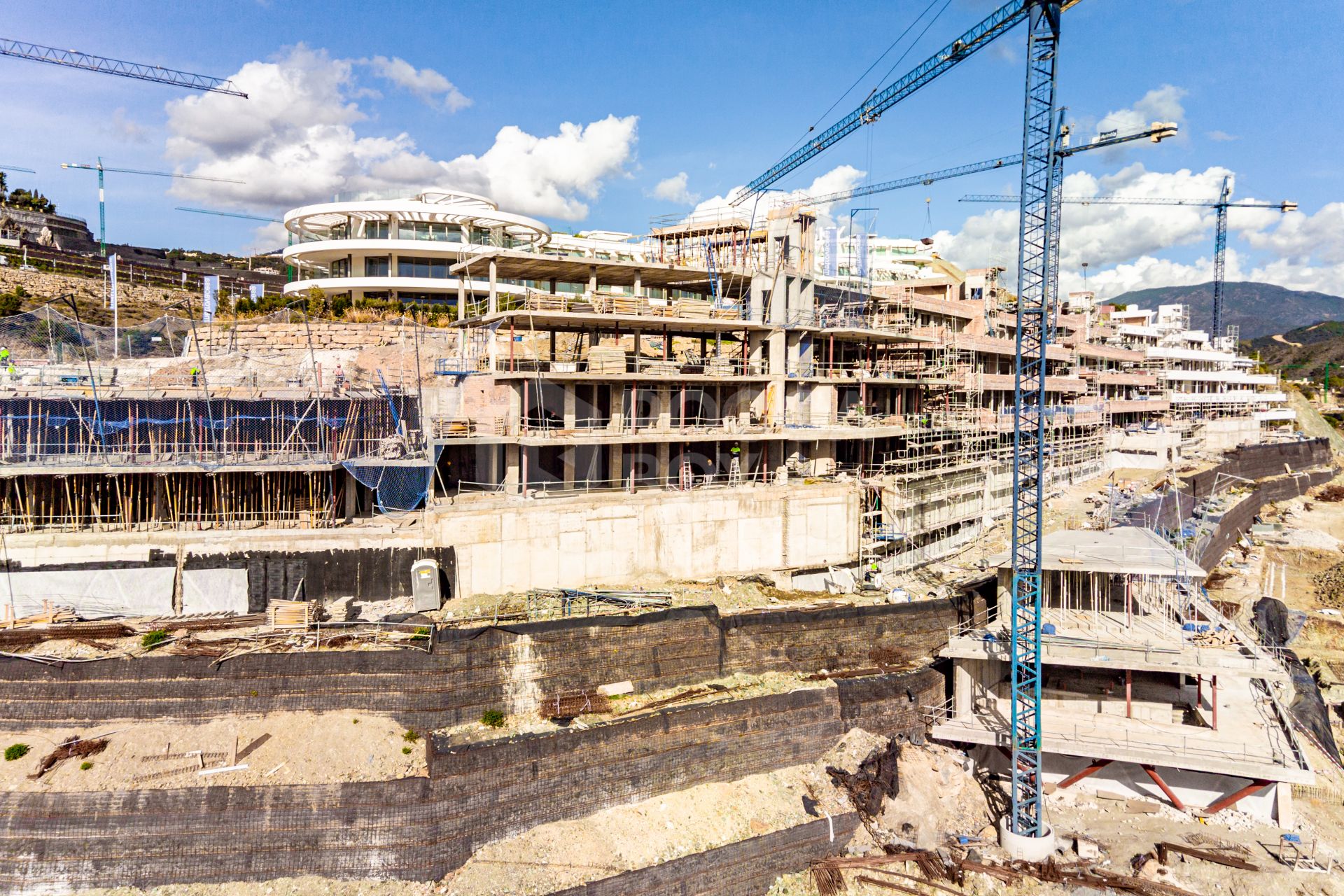 Fantastic complex of 3 and 4 bedroom apartments with panoramic sea views over the Golf Valley