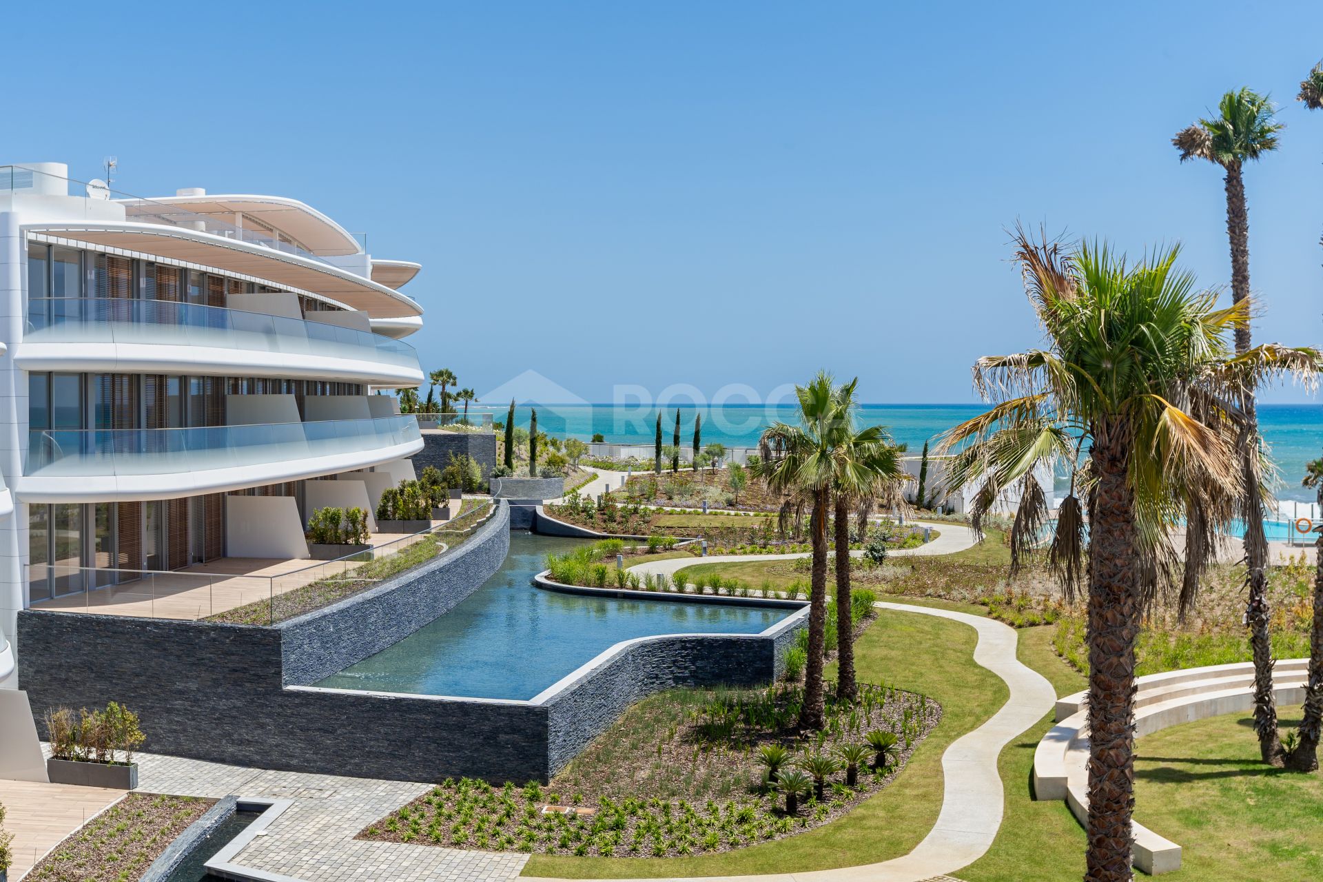 THE EDGE is a privileged project of almost 10.000m2 in a unique beachfront space