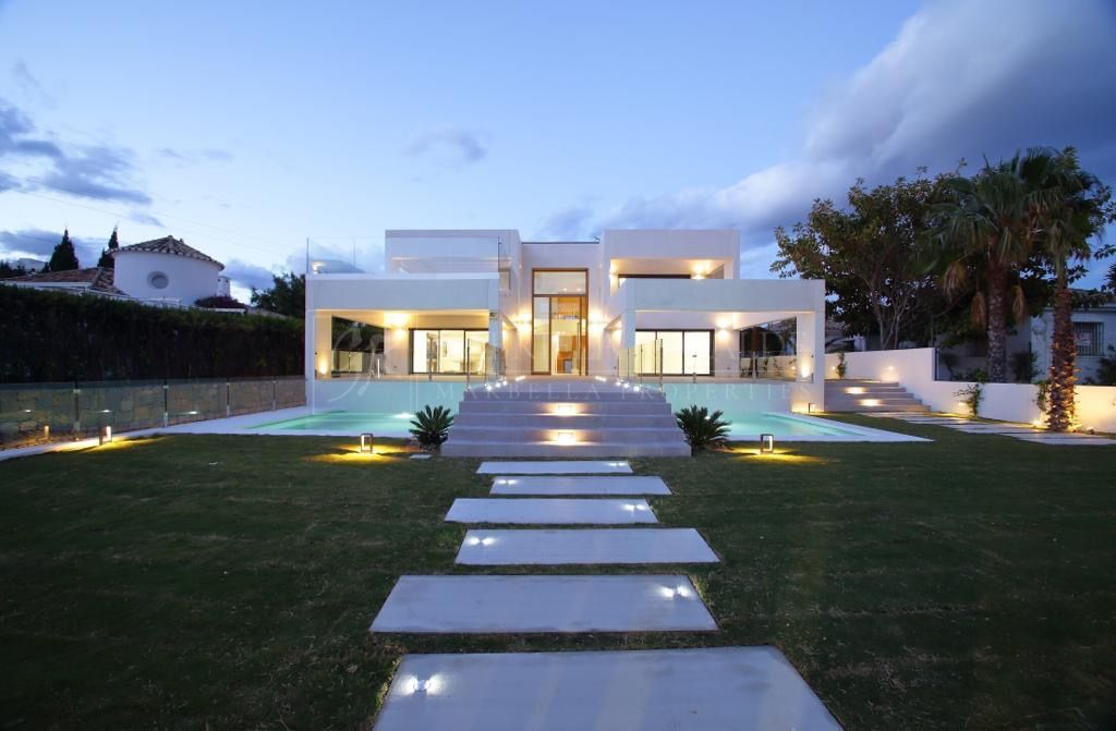 Villa moderna en primera linea de golf en guadalmina alta!Marbella
