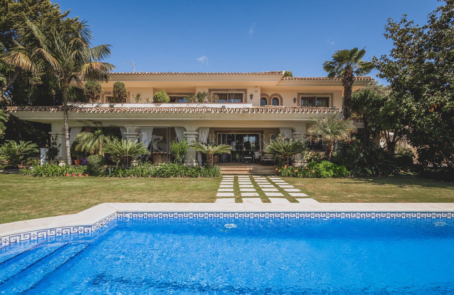 Villa orientada al sur con vistas al mar y montaña situada en Xarblanca, cerca del centro de Marbella.