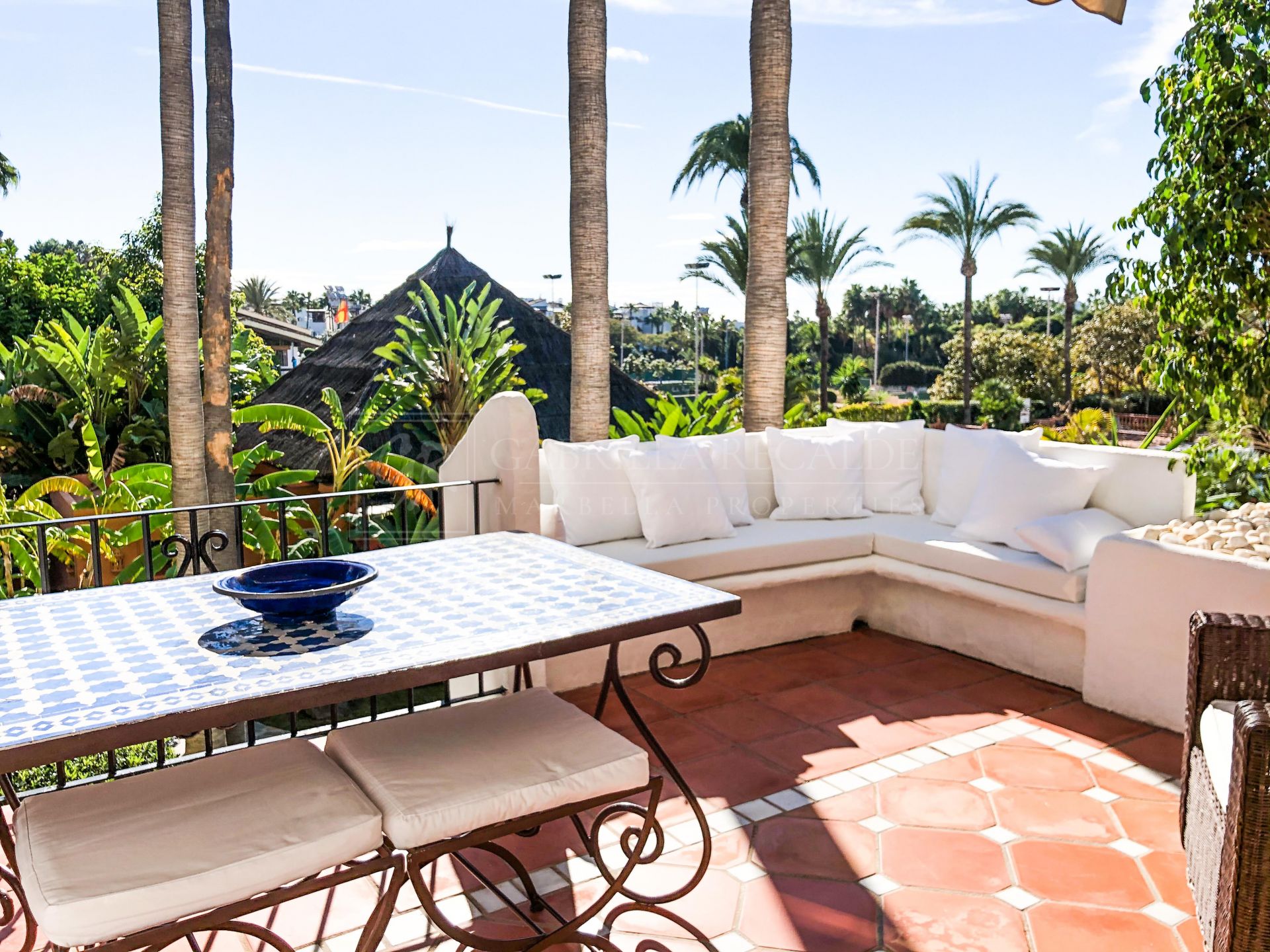 Fabulous first-floor luxury apartment in Puente Romano