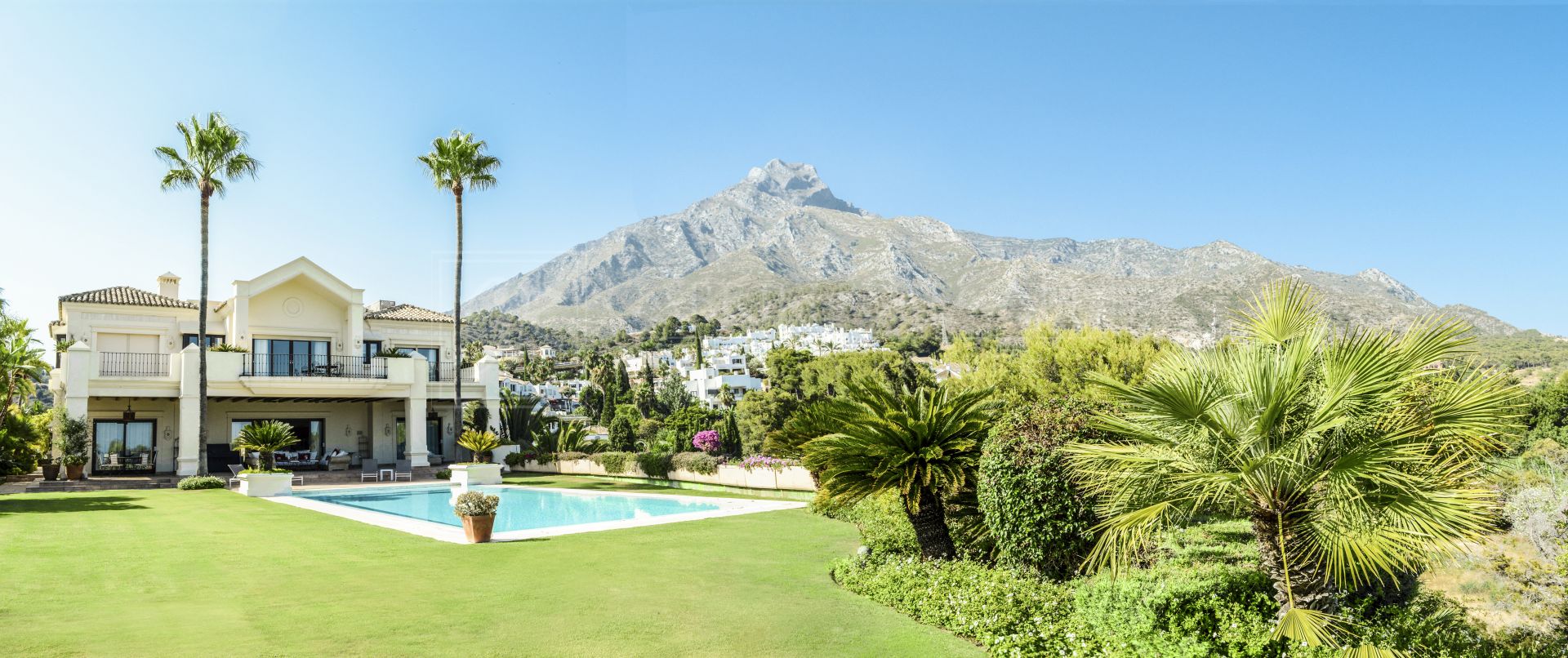 Gorgeous Villa with Panoramic Views in the Golden Mile