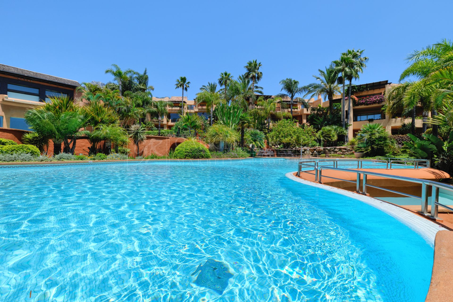 Luxuriously furnished two bedroom apartment in Mansion Club, Golden Mile, Marbella