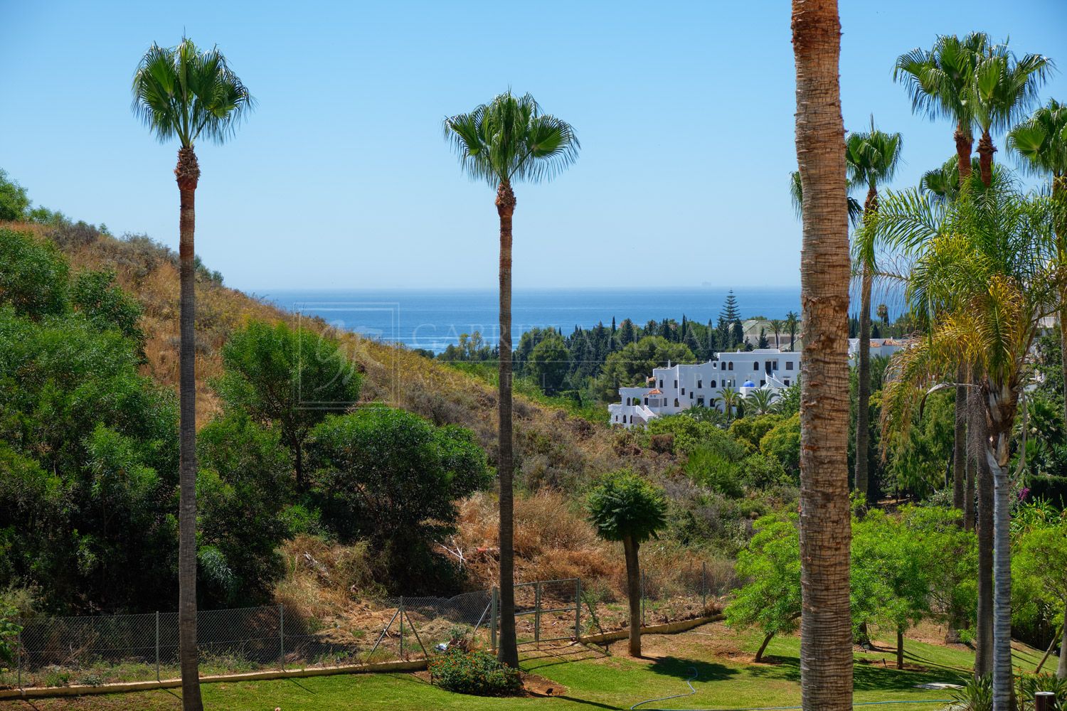 Gorgeous 2 Bedroom Apartment with Sea Views