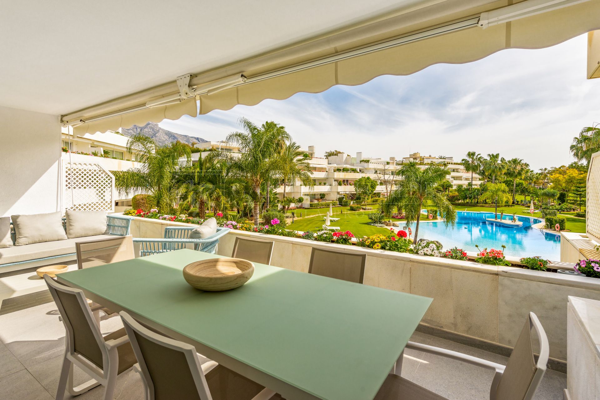 Modern Style, Luxury 2 Bed Apartment in Los Granados Golf Marbella