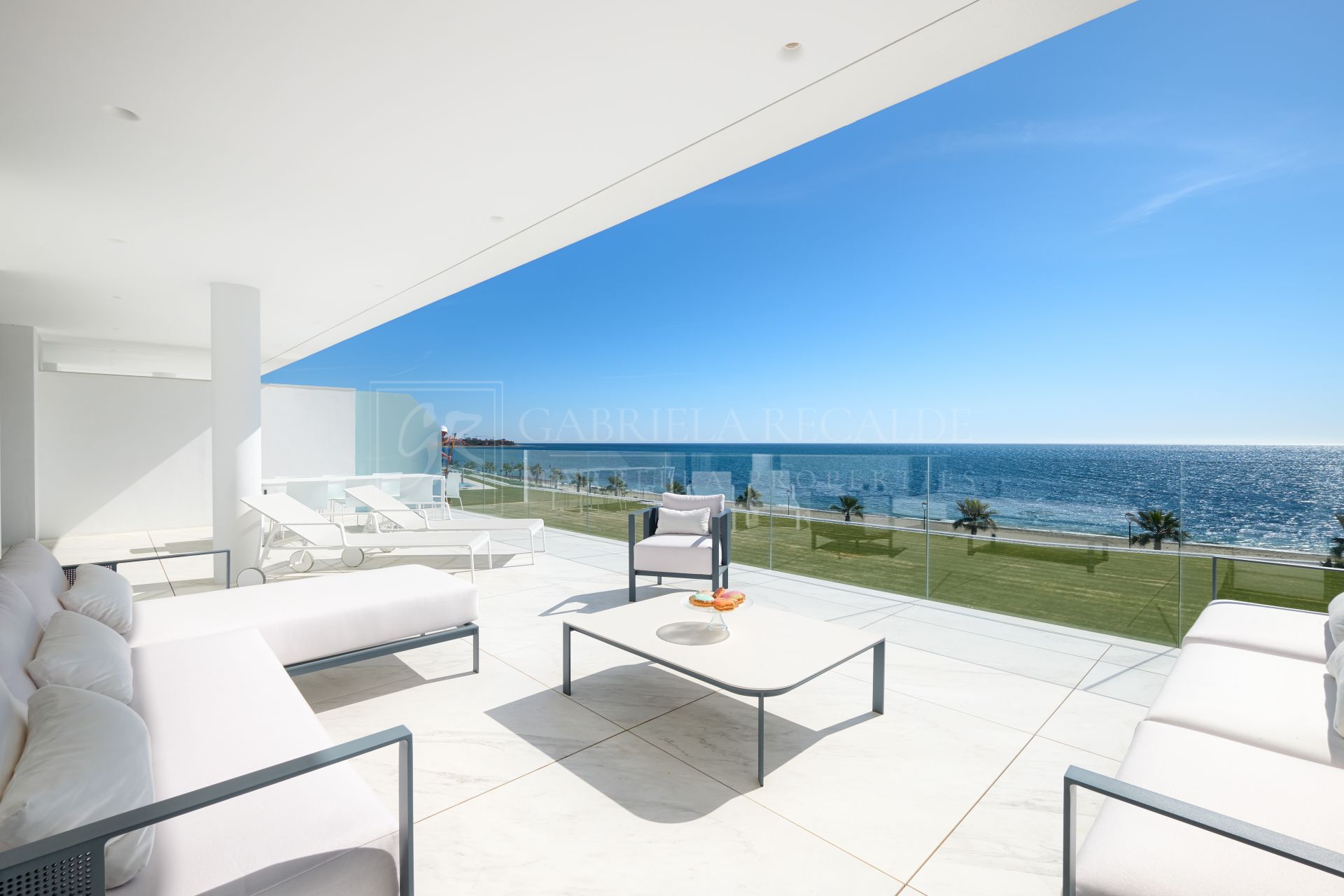 Amazing front sea luxury apartmen in New Golden Mile