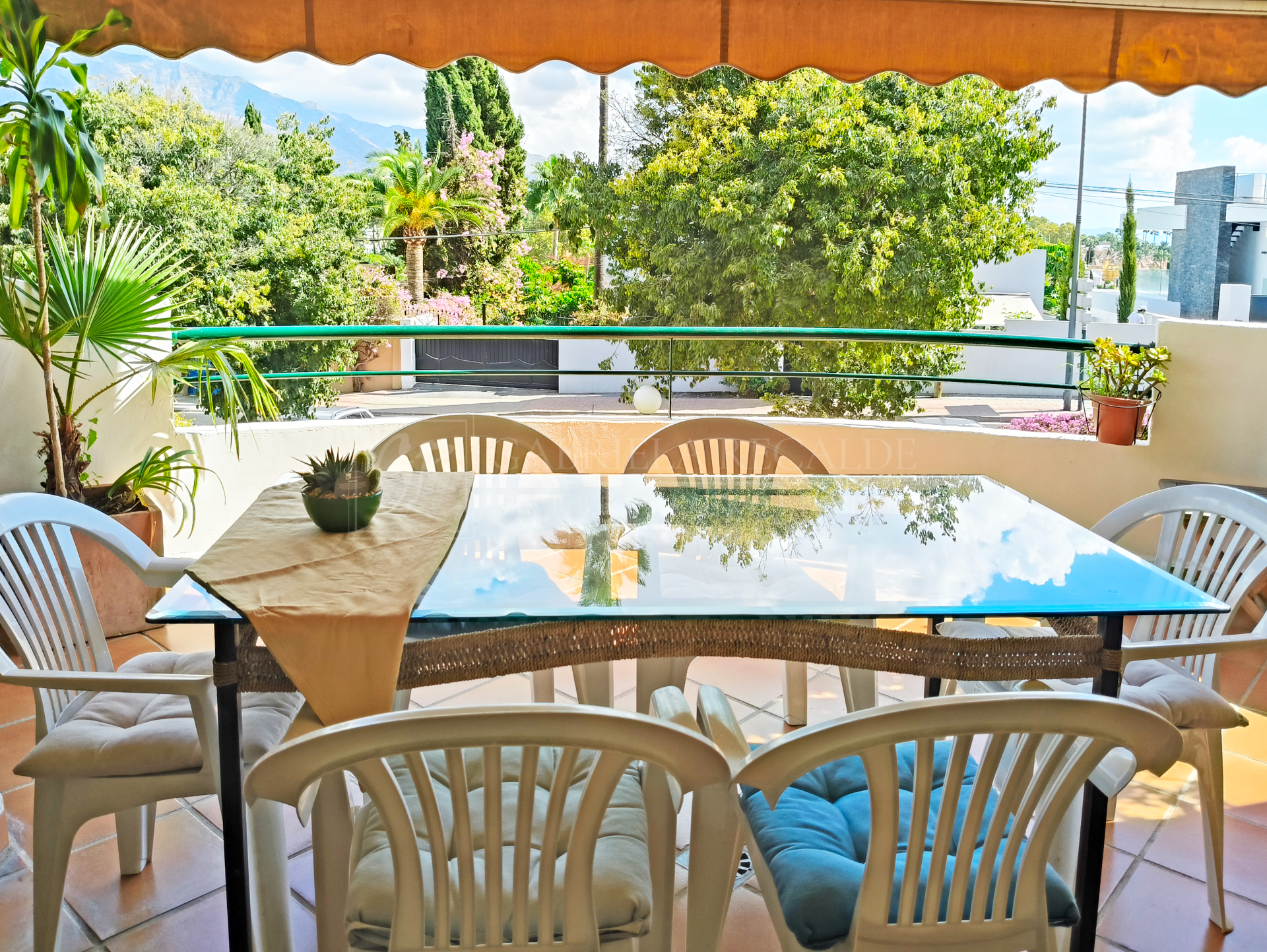 Espacioso dúplex en primera planta con impresionantes terrazas privadas y vistas a la montaña